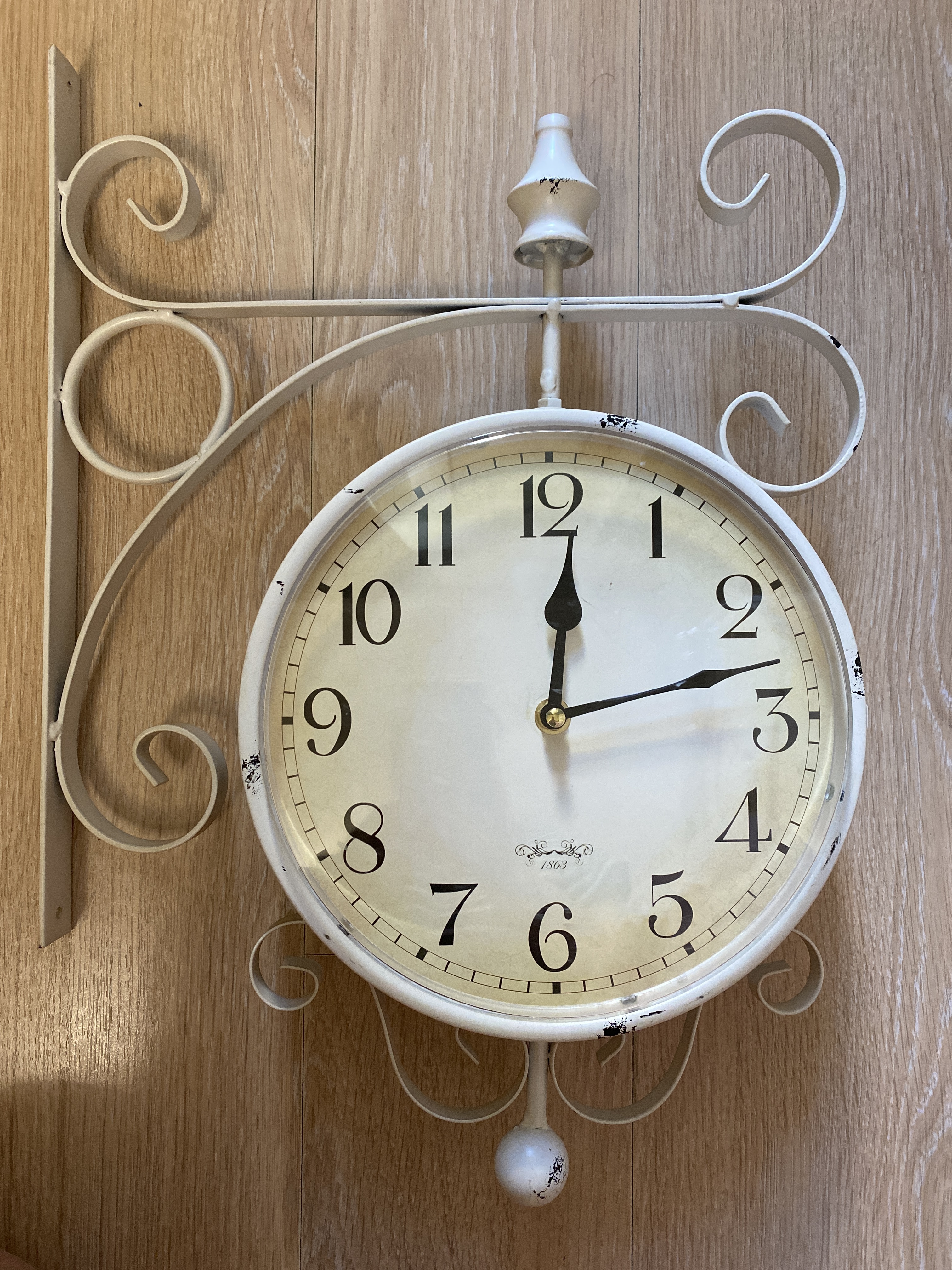 Фотография покупателя товара Часы настенные двусторонние, на подвесе "Мерано", дискретный ход, d-24 см, 46 х 29 см, 1 АА