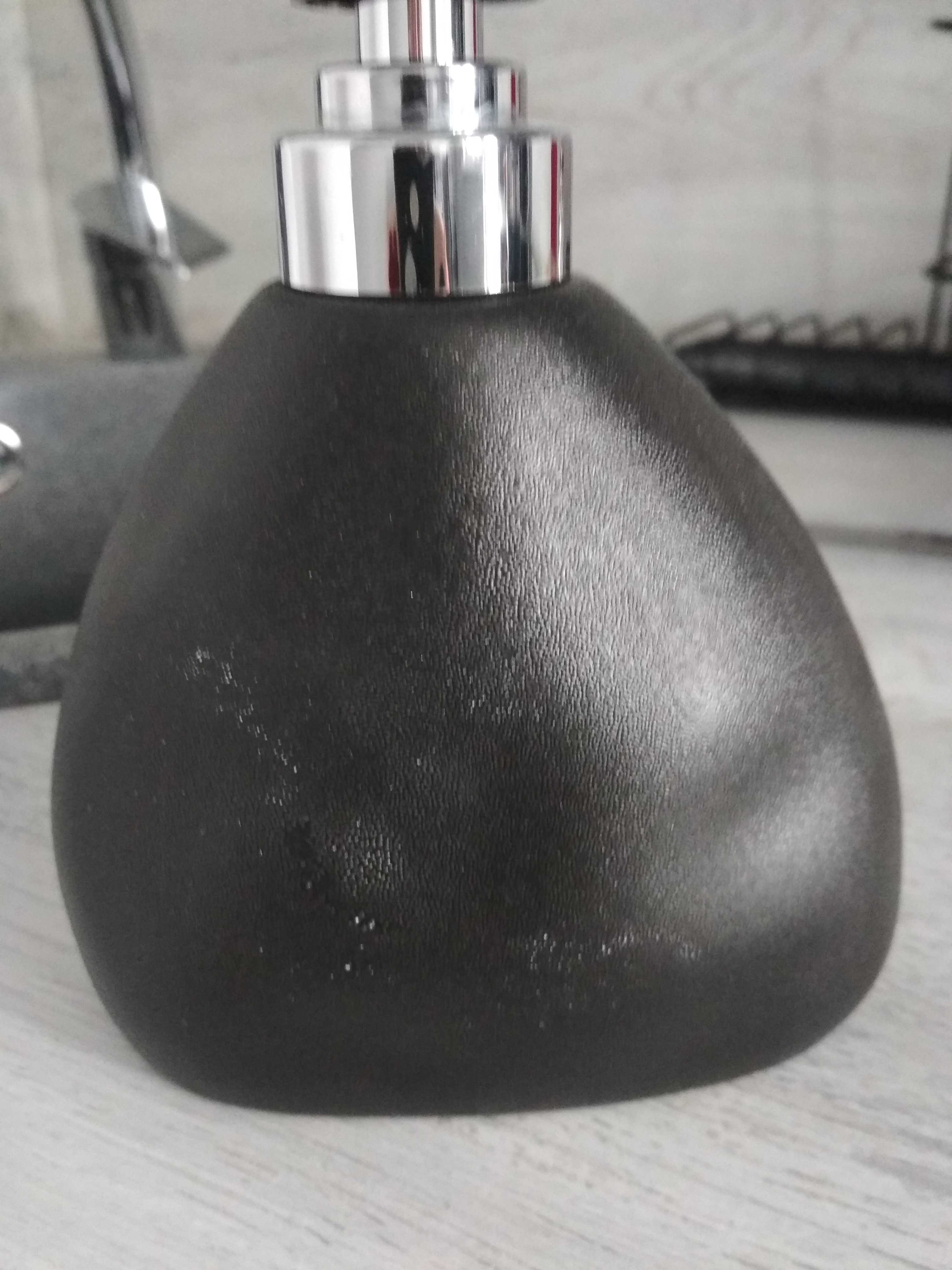 Фотография покупателя товара Дозатор для жидкого мыла Доляна «Мужской», 400 мл, цвет чёрный - Фото 3