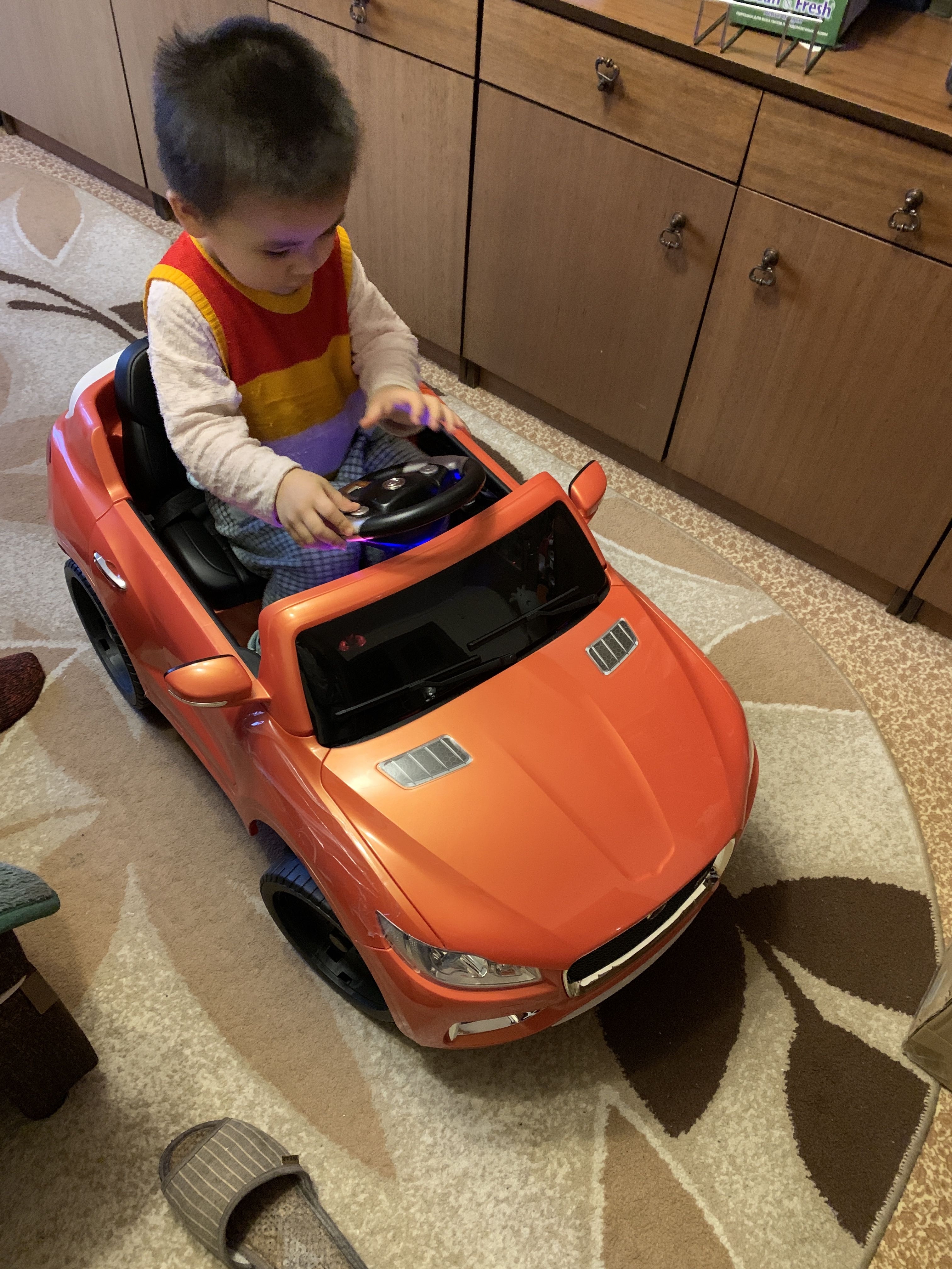 Фотография покупателя товара Электромобиль «Ягуар», радиоуправление, свет и звук, цвет оранжевый