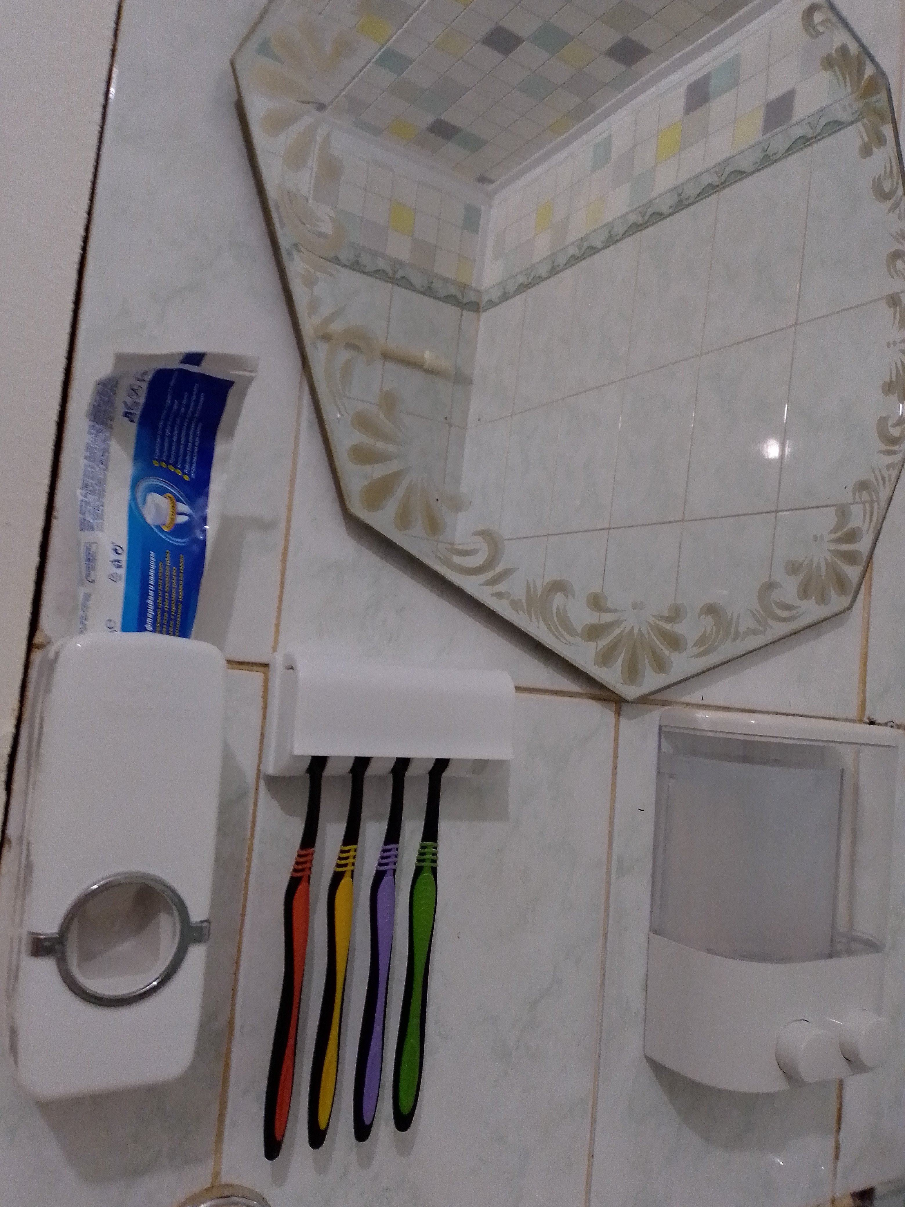 Фотография покупателя товара Держатель для зубных щёток и выдавливатель для зубной пасты, 15,4×6×6 см (для пасты), 11,5×5,5×3,5 см (для щёток), цвет МИКС - Фото 21