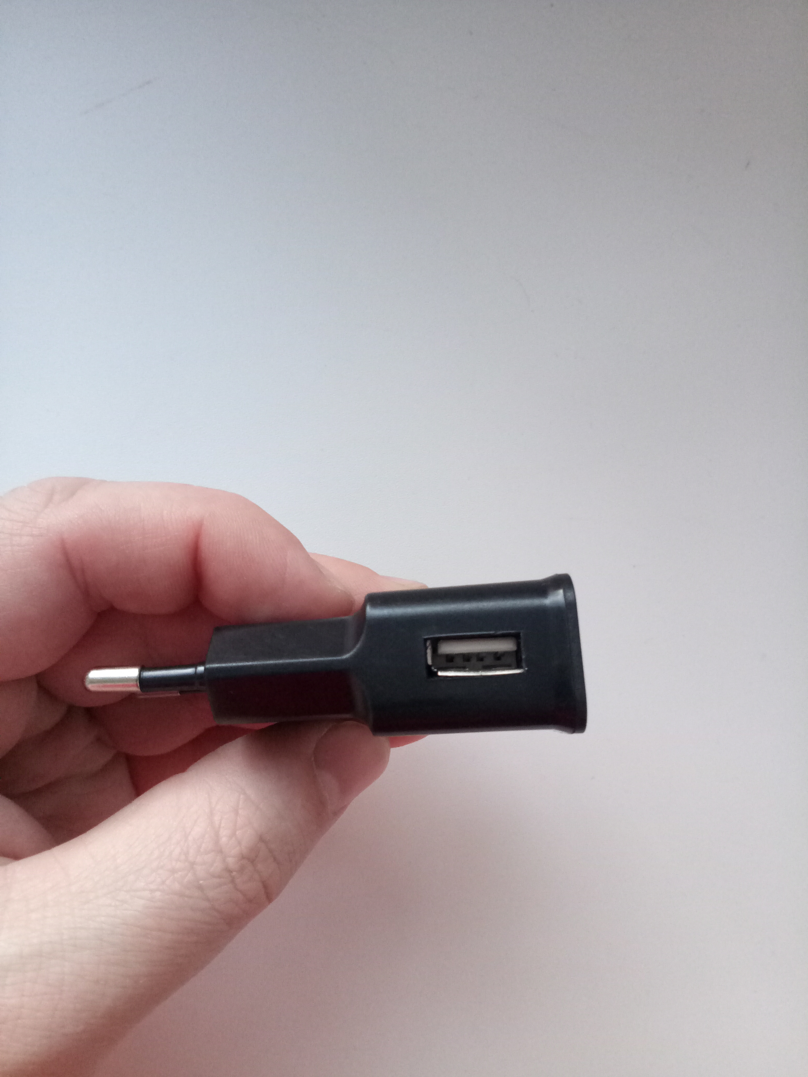 Фотография покупателя товара Сетевое зарядное устройство Luazon LN-100AC, 1 USB, 1 А, чёрное