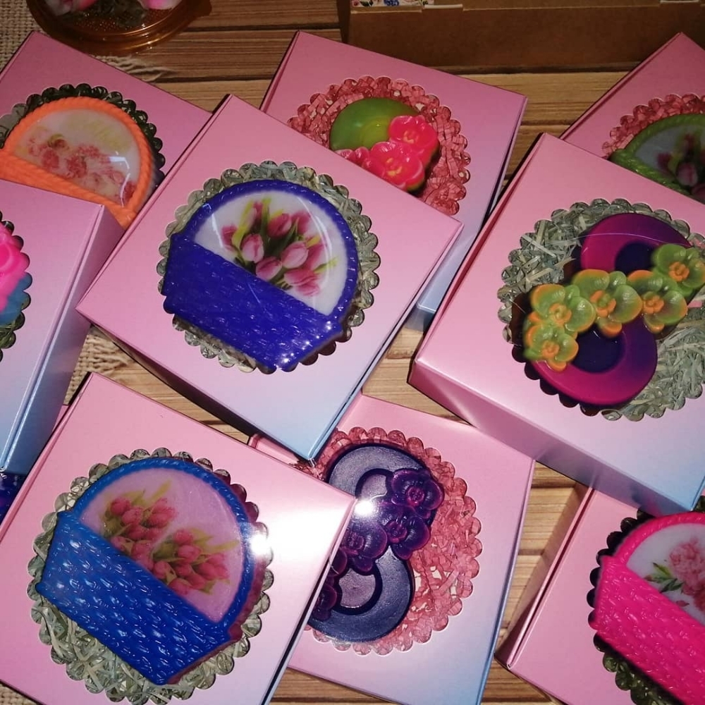 Фотография покупателя товара Подарочная коробка сборная с окном, розово-голубая, 11,5 х 11,5 х 3 см - Фото 2