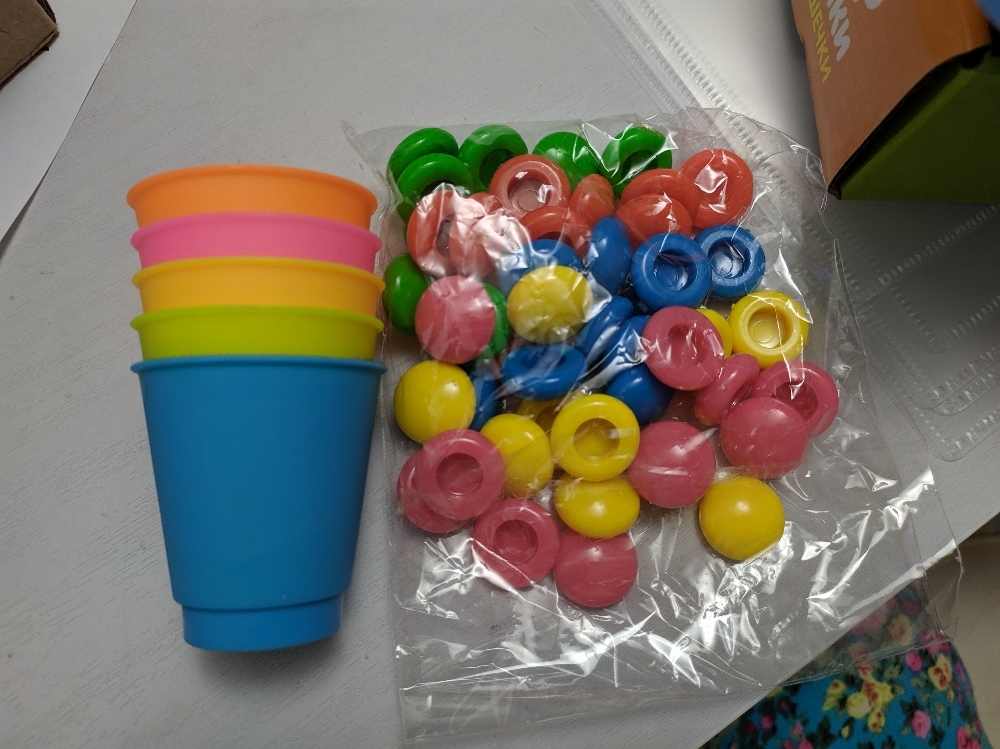 Фотография покупателя товара Набор для сортировки «Сортер-стаканчики: цветные фишечки», с пинцетом, по методике Монтессори