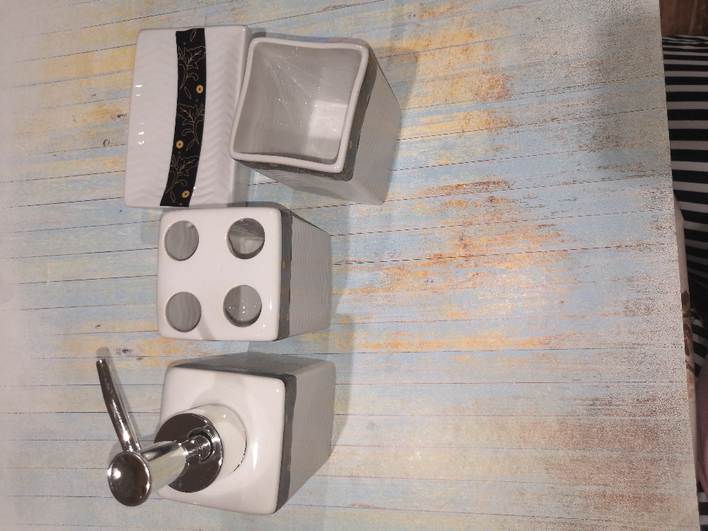 Фотография покупателя товара Набор аксессуаров для ванной комнаты «Золотой лист», 4 предмета (дозатор 250 мл, мыльница, 2 стакана), цвет белый - Фото 1
