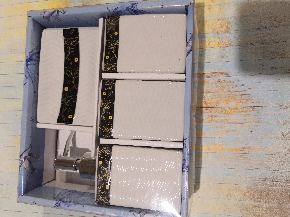 Фотография покупателя товара Набор аксессуаров для ванной комнаты «Золотой лист», 4 предмета (дозатор 250 мл, мыльница, 2 стакана), цвет белый - Фото 3