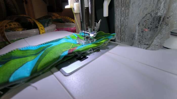 Фотография покупателя товара Лапка для швейных машин, роликовая, «Зигзаг», 5 мм, 1,9 × 3 см - Фото 3