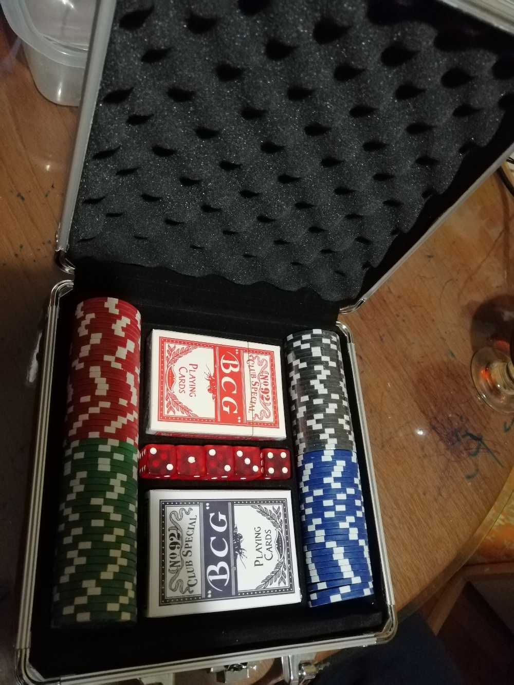 Фотография покупателя товара Покер в металлическом кейсе (2 колоды, фишки 100 шт с  номиналом, 5 кубиков), 20 х 20 см - Фото 1