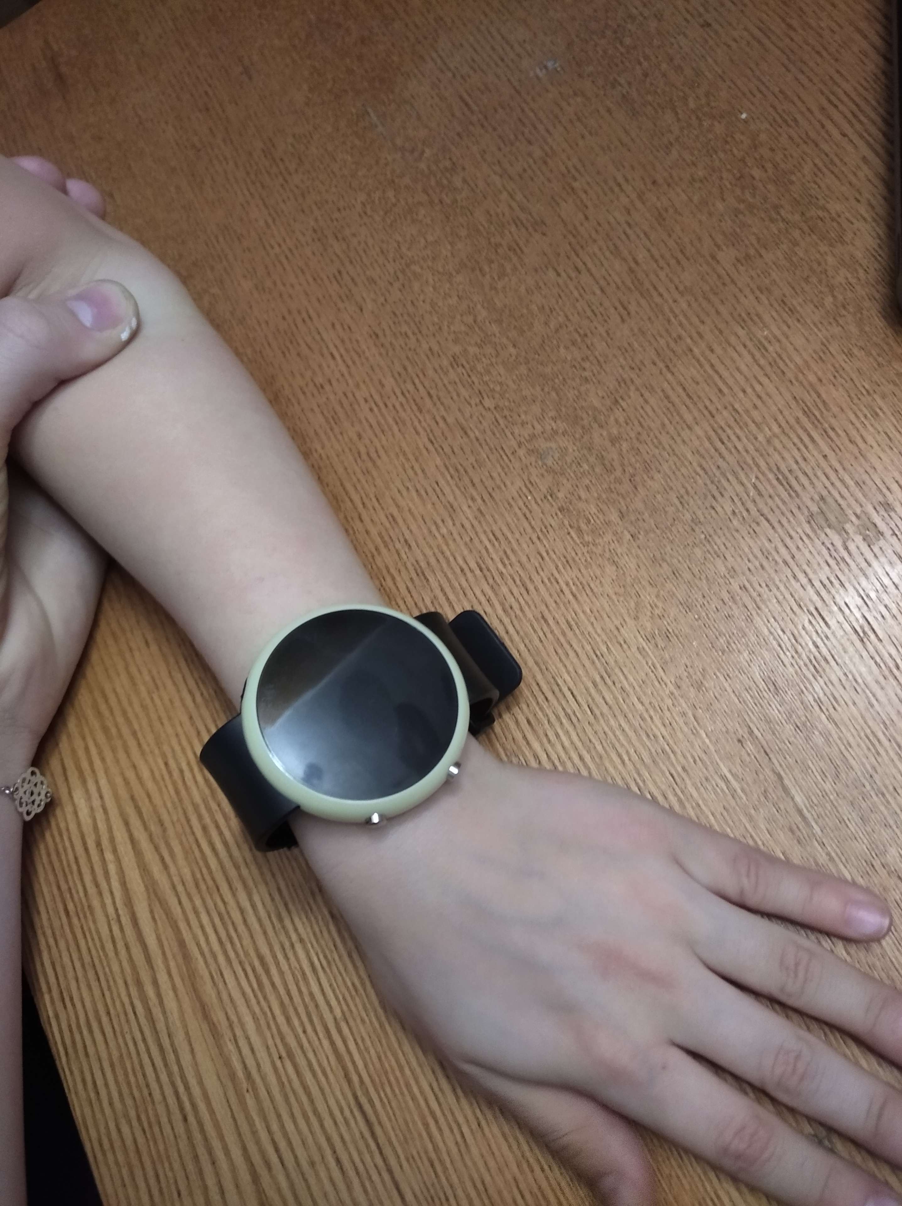 Фотография покупателя товара Часы наручные электронные "Латуви",  с силиконовым ремешком, микс, 23 см - Фото 2