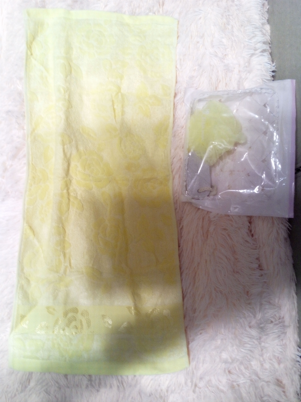 Фотография покупателя товара Набор банный, 4 предмета: полотенце, расчёска, пемза, мочалка, цвет МИКС