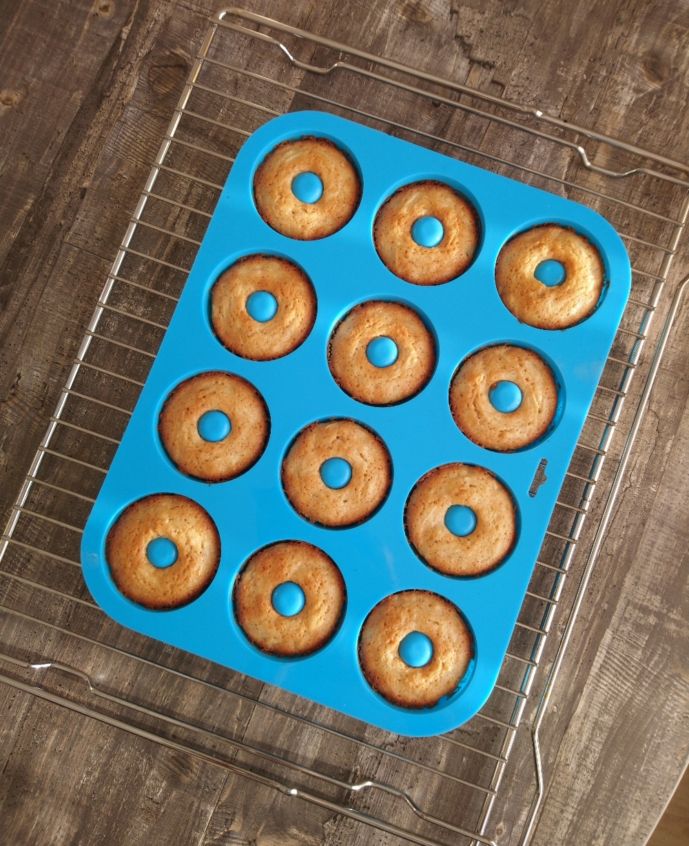 Фотография покупателя товара Форма для выпечки Доляна «Пончики», силикон, 33×25 см, 12 ячеек, d=6,8 см, цвет МИКС - Фото 3