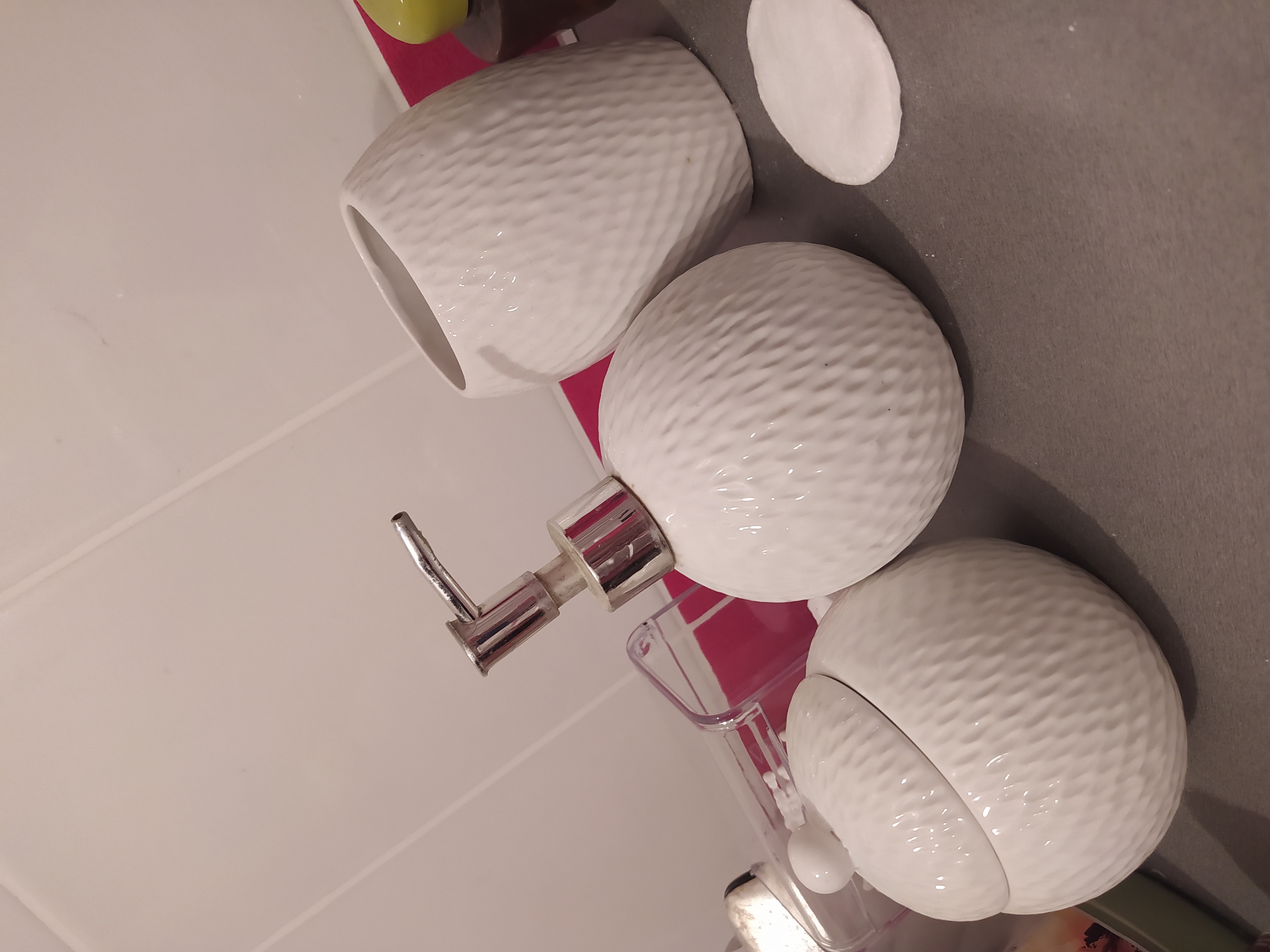 Фотография покупателя товара Набор аксессуаров для ванной комнаты Доляна «Шар», 4 предмета (дозатор, мыльница, 2 стакана), цвет белый - Фото 1