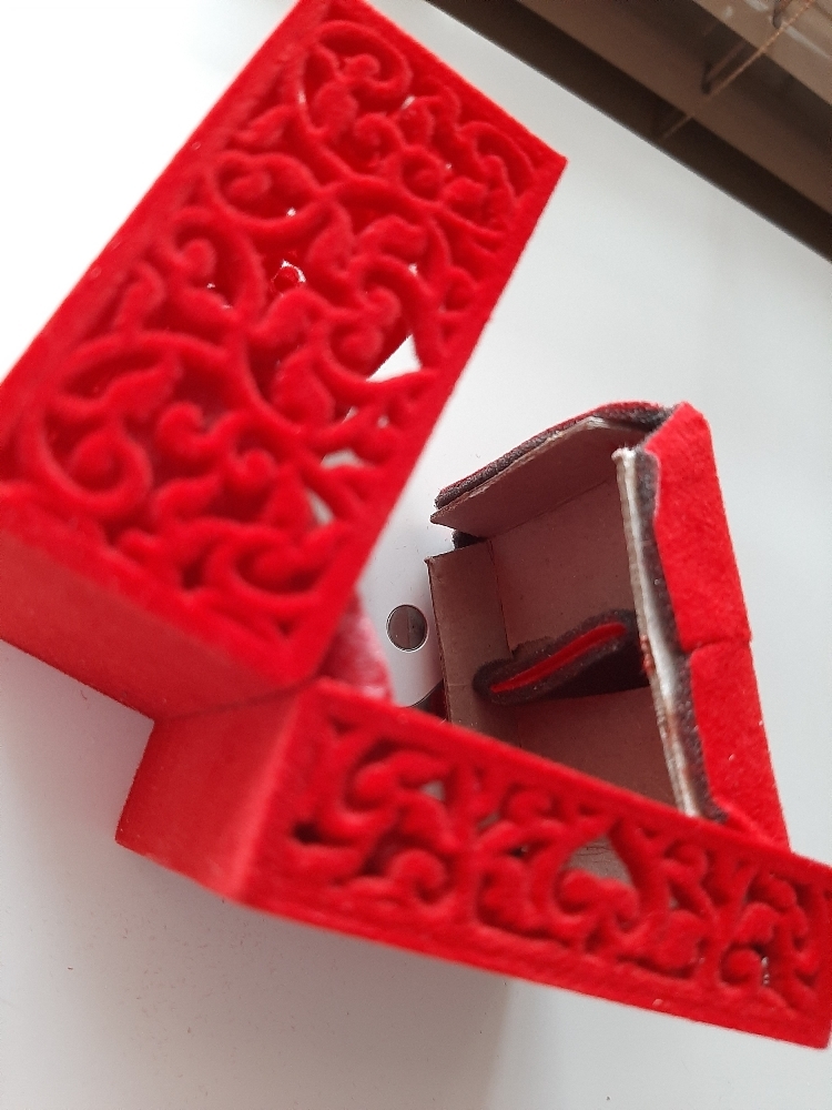 Фотография покупателя товара Футляр бархатный под браслет «Куб резной», 10×10×6,5, цвет красный, вставка красная - Фото 6