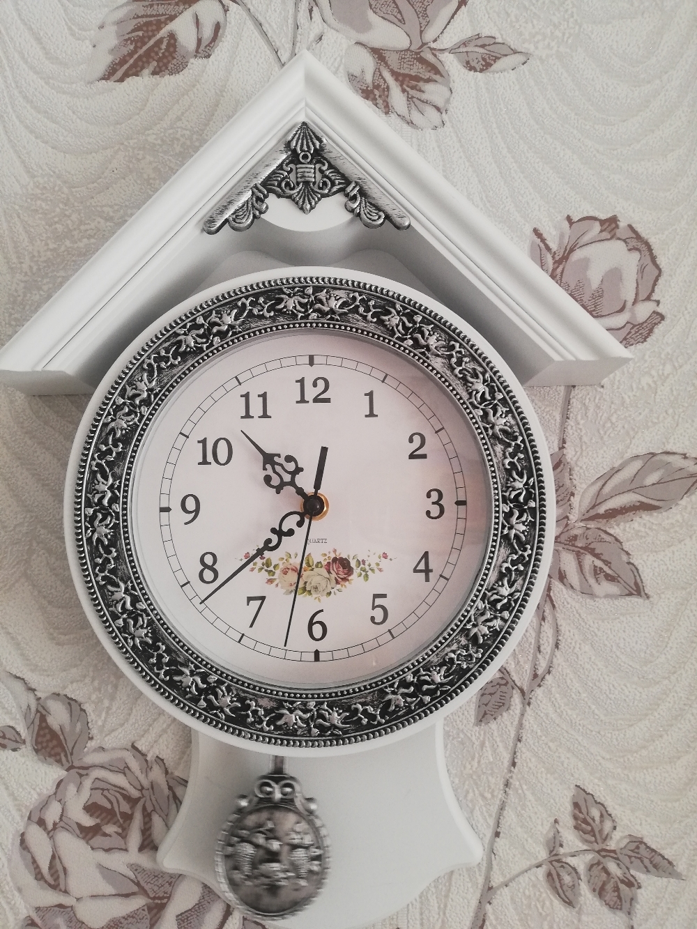 Фотография покупателя товара Часы настенные, серия: Маятник, "Белый домик", дискретный ход, 40 х 29 см, d-16 см - Фото 1