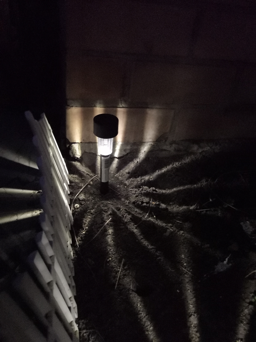 Фотография покупателя товара Садовый светильник на солнечной батарее «Цилиндр», 4.5 × 30 × 4.5 см, 1 LED, свечение тёплое белое - Фото 10