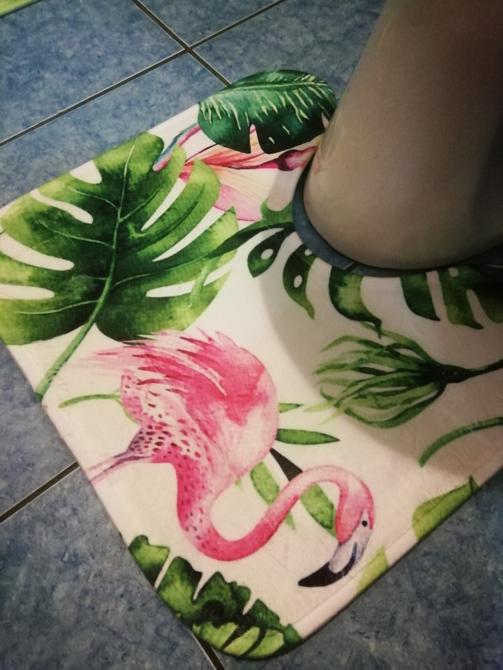 Фотография покупателя товара Набор ковриков для ванной и туалета Доляна «Фламинго», 2 шт, 40×43 см, 43×73 см - Фото 2