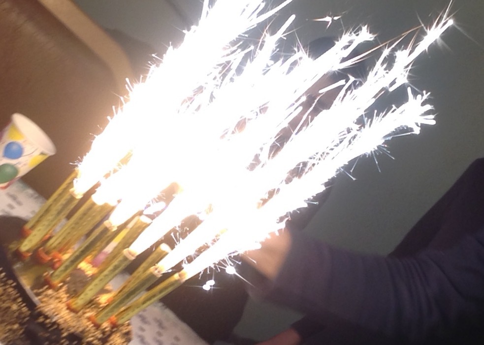 Фотография покупателя товара Свечи фонтаны для торта "Неон", 17,5 см, 60 секунд, цветное пламя, 4 шт - Фото 90