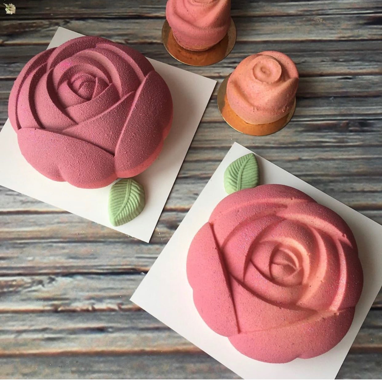 Фотография покупателя товара Форма для муссовых десертов и выпечки Доляна «Розы», 30×17,5×5 см, 6 ячеек (6,5×6,8 см), цвет белый - Фото 2