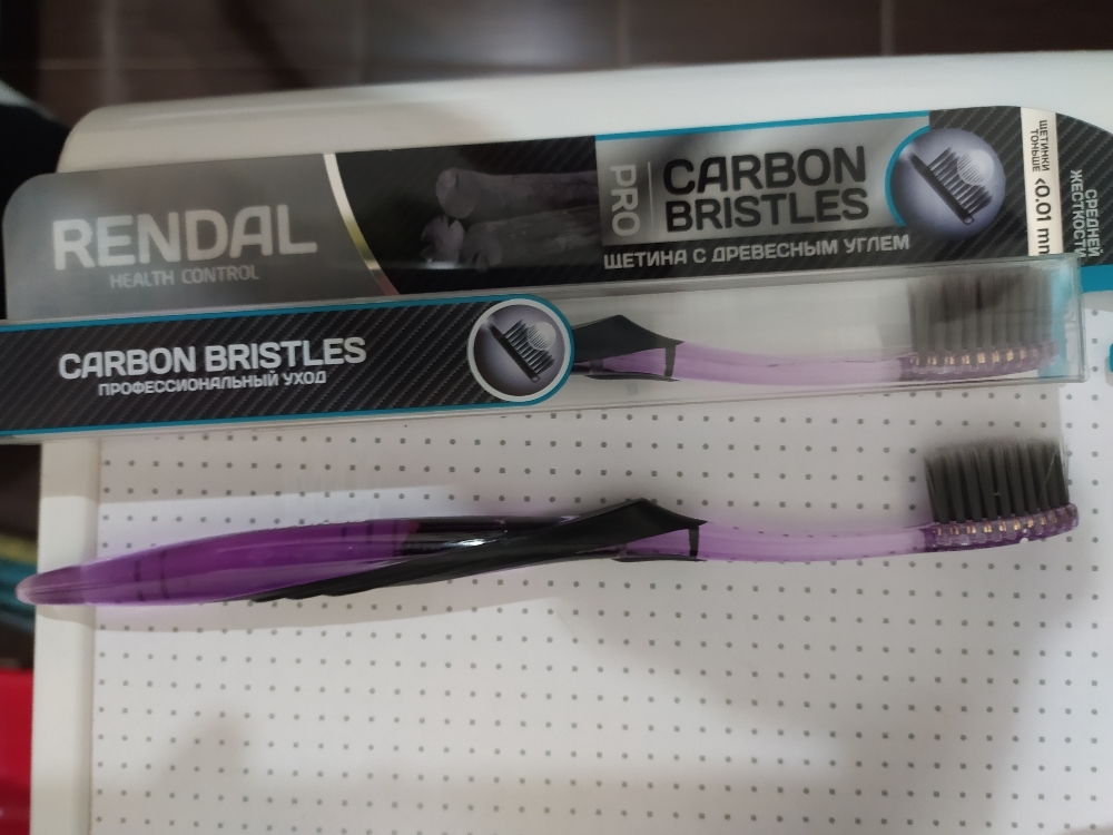 Фотография покупателя товара Зубная щётка Rendall средней жёсткости с углем Carbon Bristles, 1 шт., МИКС