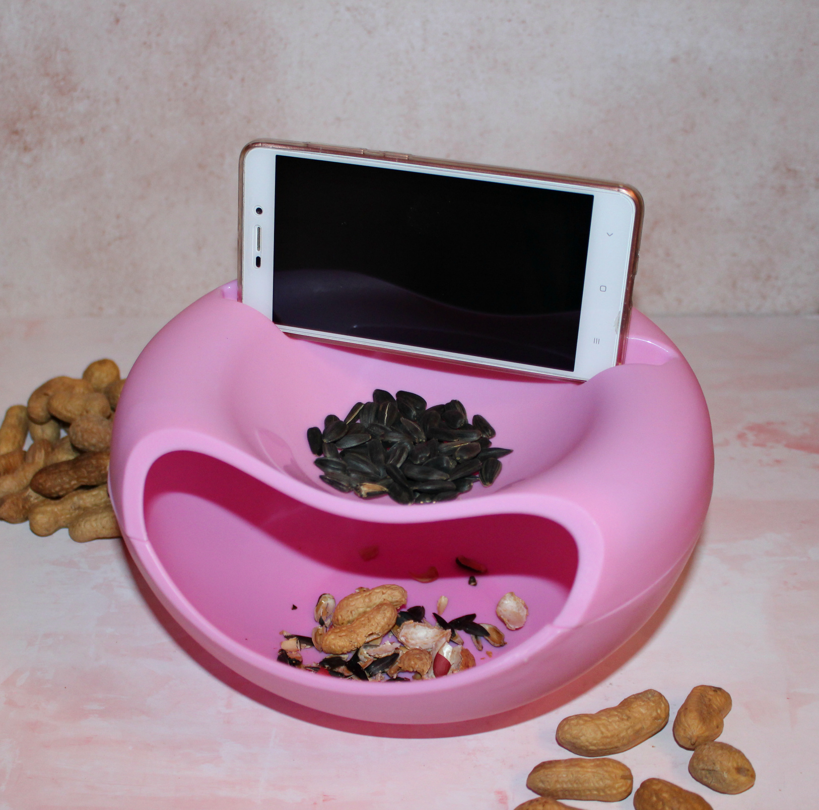 Фотография покупателя товара Тарелка пластиковая для семечек и орехов «Плэтэр», 20×11 см, с подставкой для телефона, цвет МИКС - Фото 12