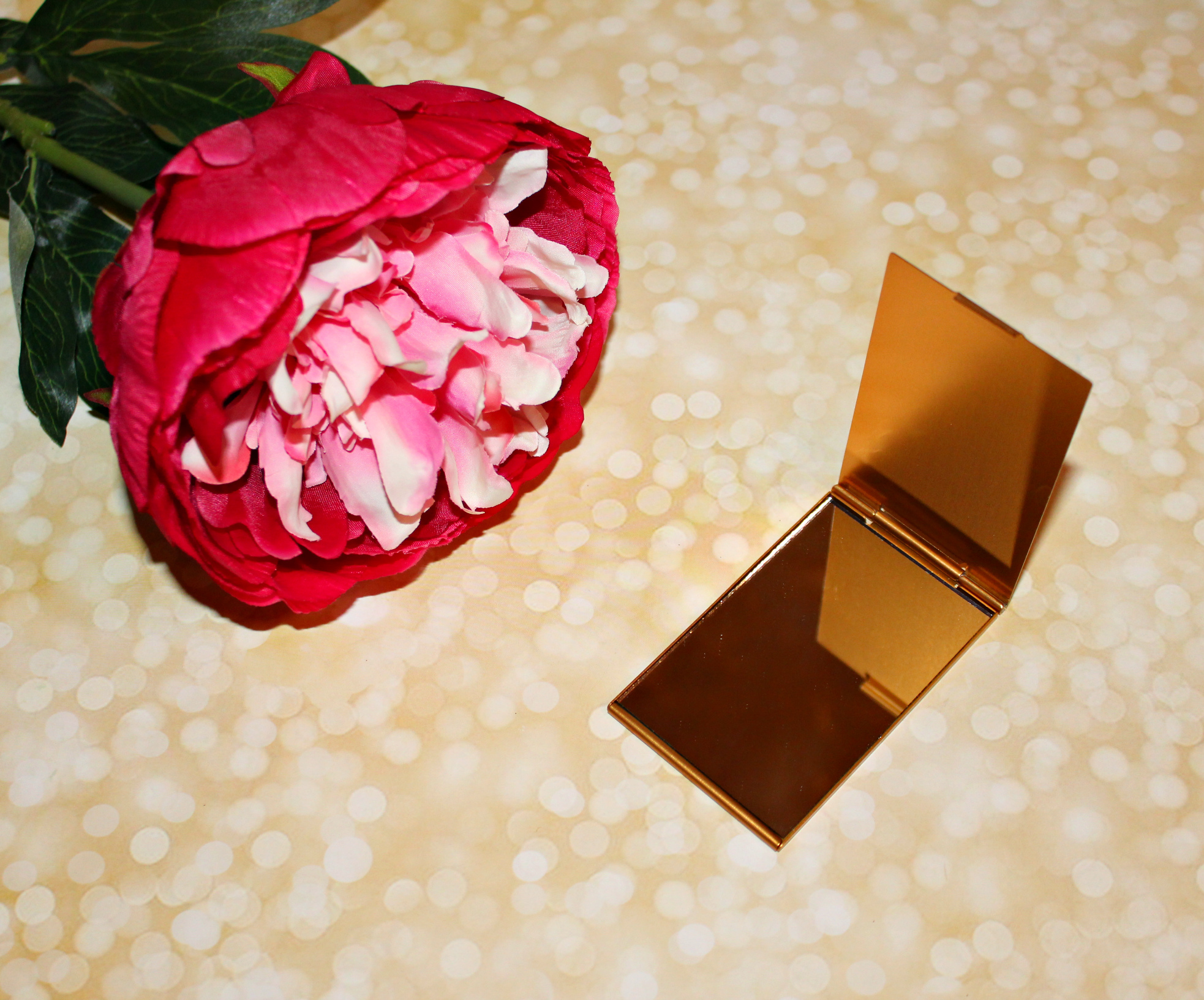 Фотография покупателя товара Зеркало складное, 5 × 8,5 см, цвет золотистый