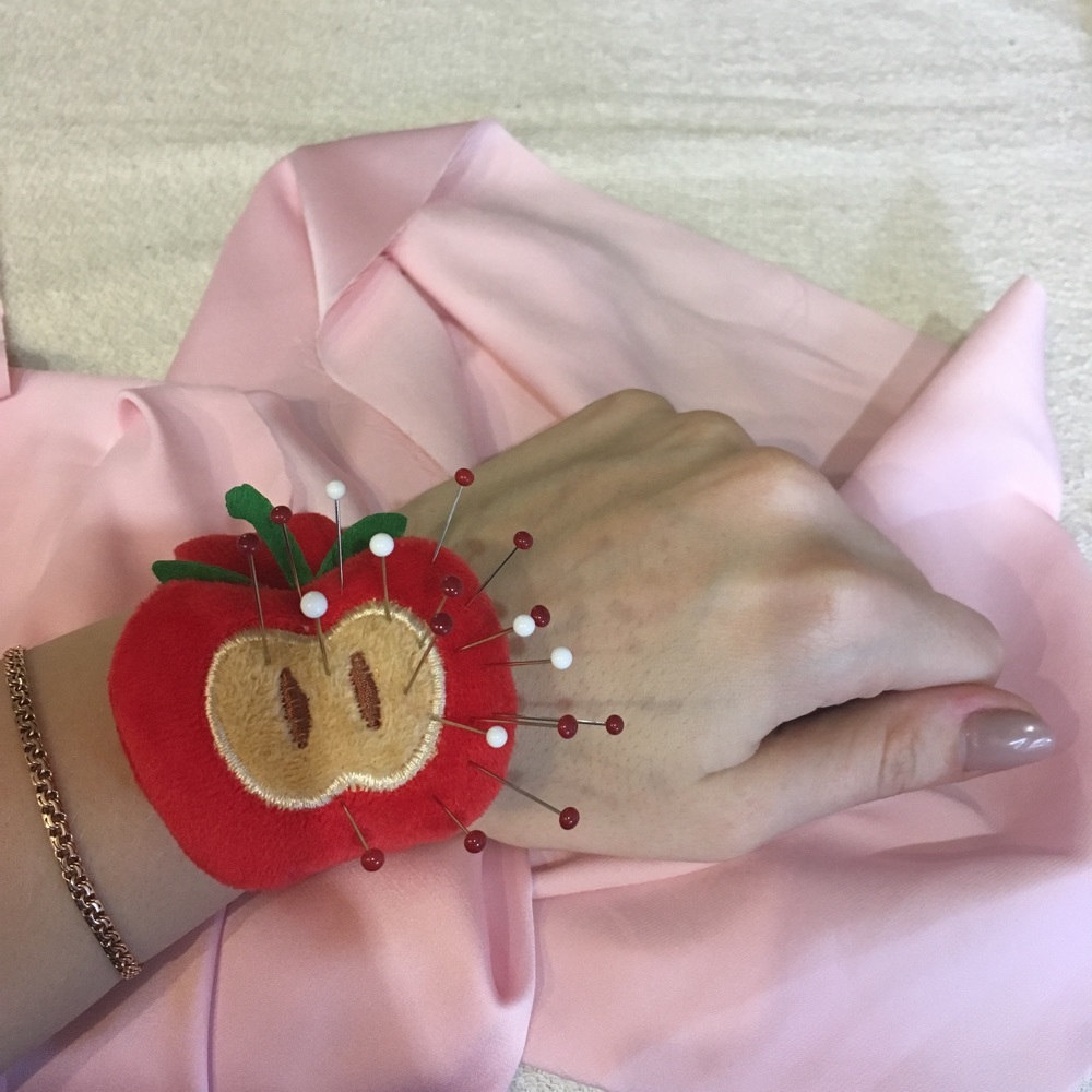Фотография покупателя товара Игольница на браслете «Яблоко», 23 × 6,5 см, цвет красный - Фото 1