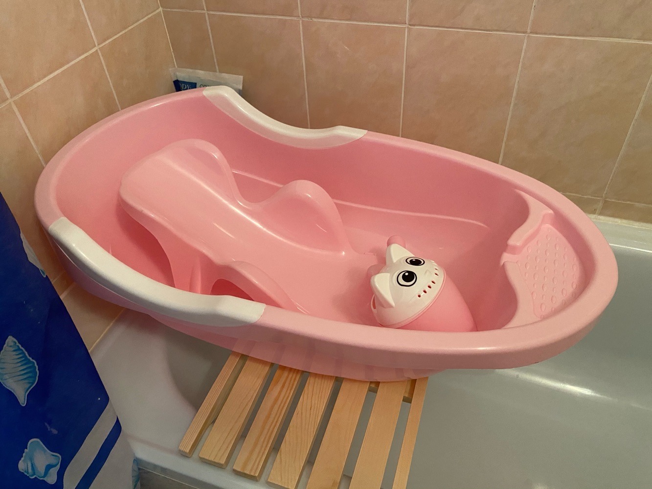 Фотография покупателя товара Сиденье в ванну, 68×31×4 cм, форма МИКС - Фото 4