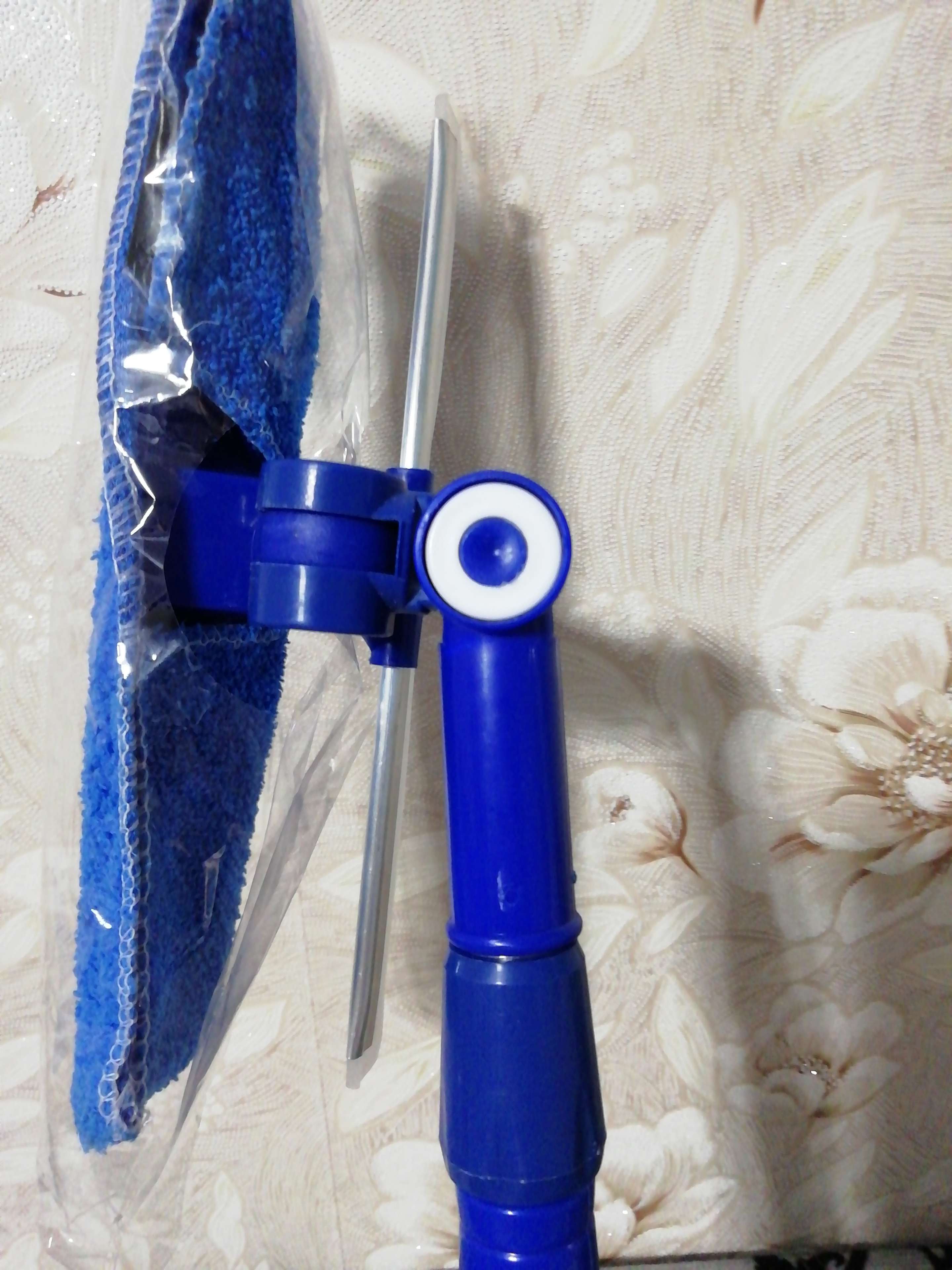Фотография покупателя товара Окномойка с телескопической стальной ручкой и сгоном Доляна, 23×68(100) см, поворотная головка, микрофибра, цвет МИКС