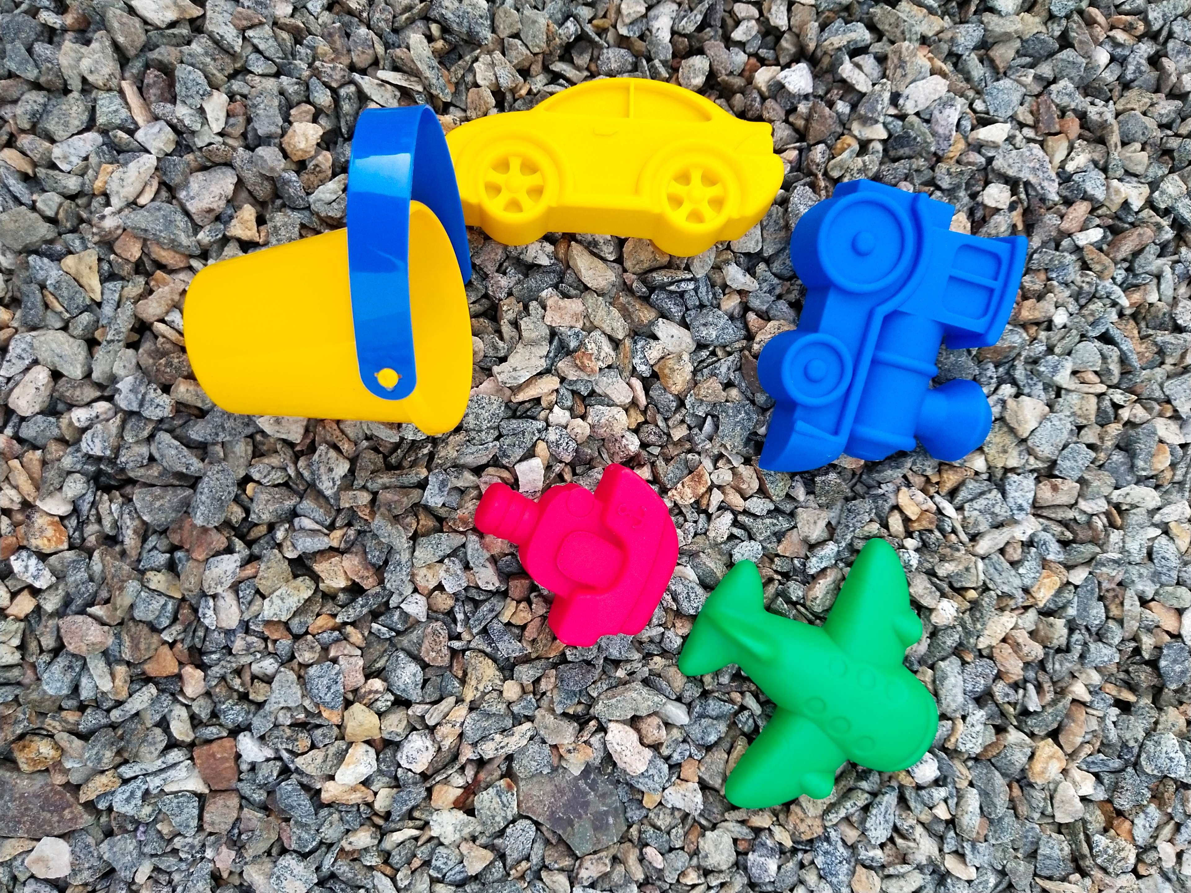 Фотография покупателя товара Набор для игры в песке, 4 формочки, ведро, цвета МИКС