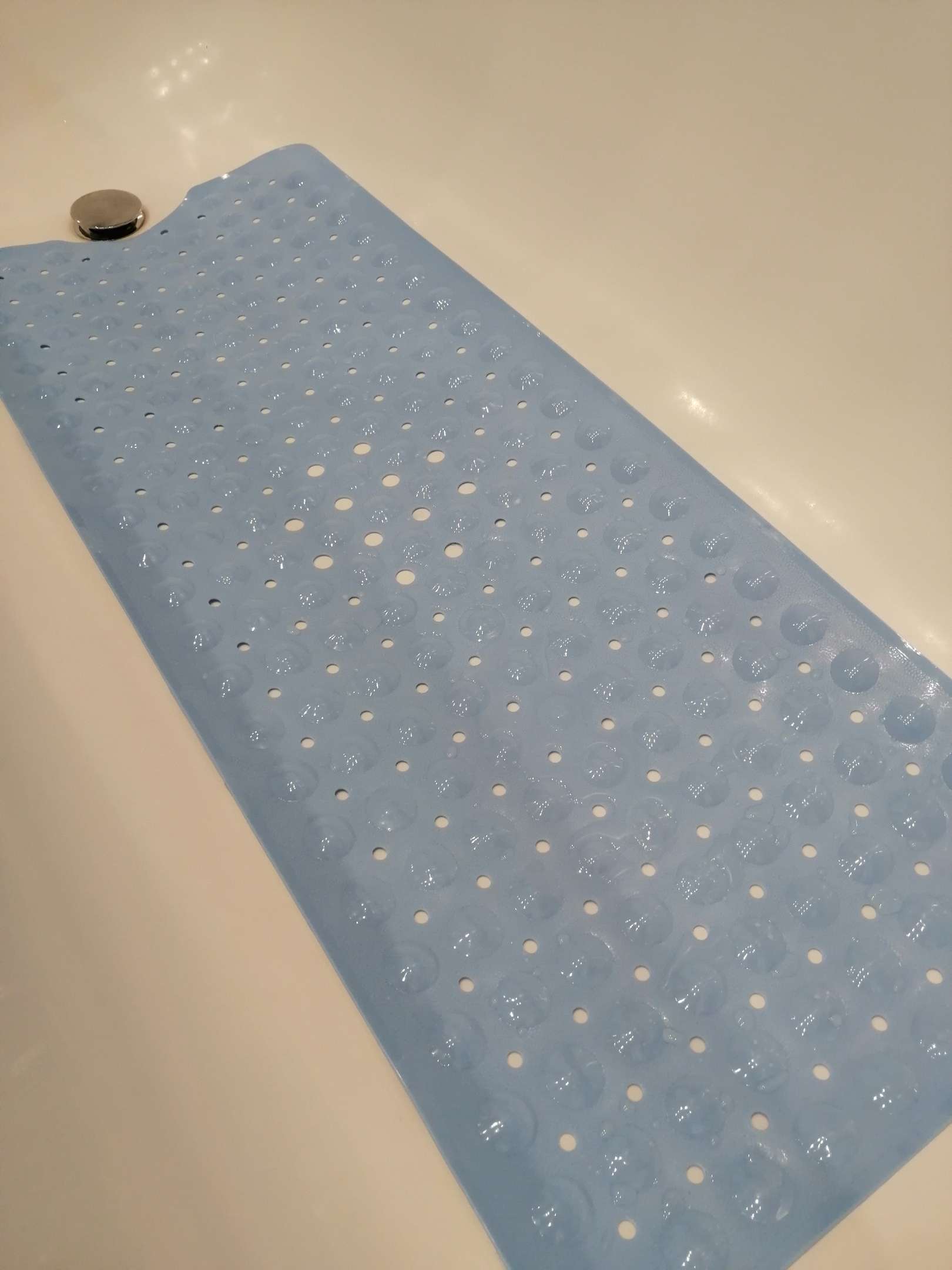 Фотография покупателя товара Коврик противоскользящий СПА в ванну на присосках Доляна «Пузырьки», 39×101 см, цвет МИКС - Фото 5