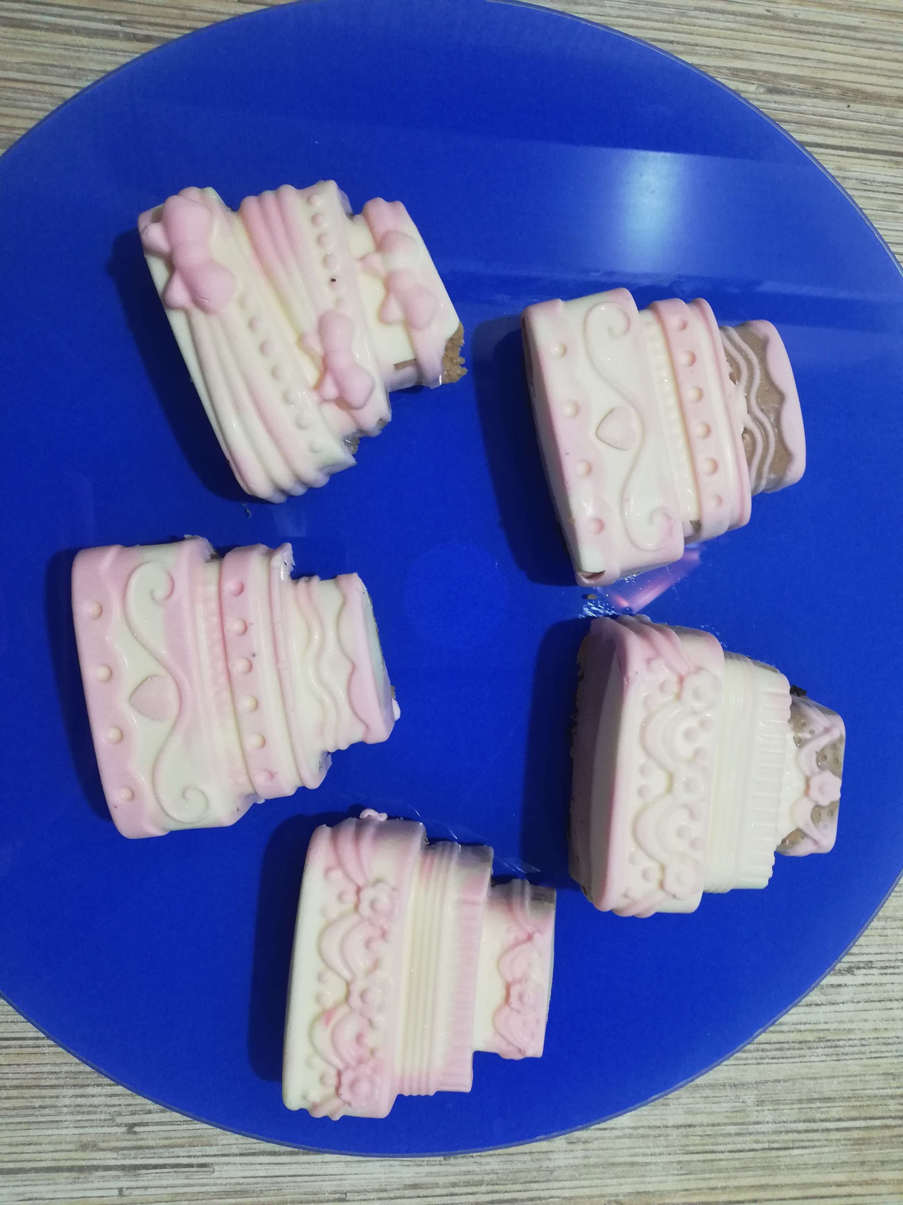 Фотография покупателя товара Форма силиконовая для выпечки Доляна «Торт», 29,5×17 см, 6 ячеек (7×8,5 см), цвет МИКС - Фото 2