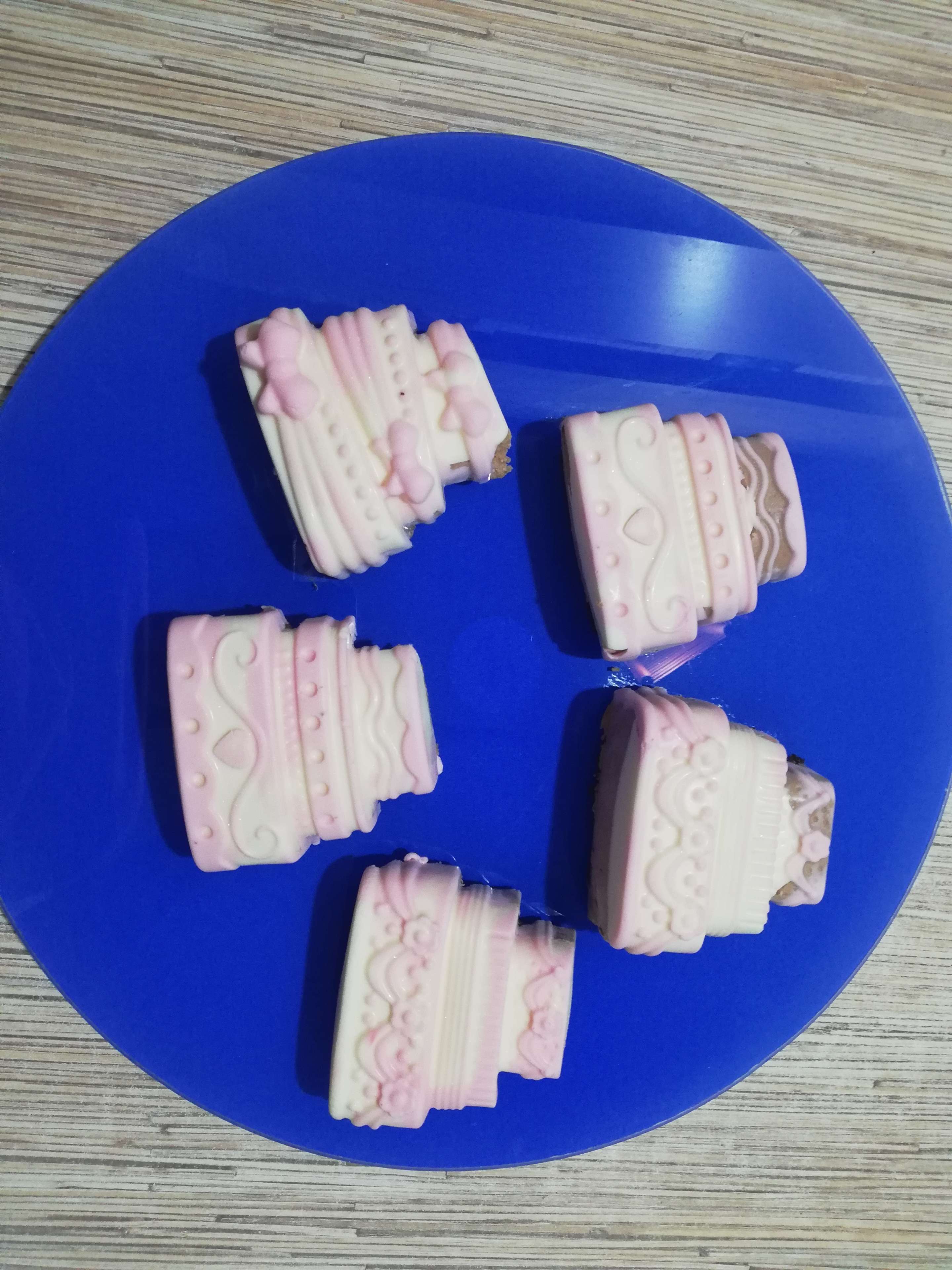 Фотография покупателя товара Форма силиконовая для выпечки Доляна «Торт», 29,5×17 см, 6 ячеек (7×8,5 см), цвет МИКС - Фото 3