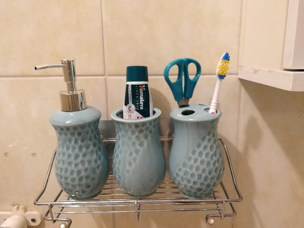 Фотография покупателя товара Набор аксессуаров для ванной комнаты Доляна «Рельеф», 4 предмета (дозатор 340 мл, мыльница, два стакана 300 мл) , цвет белый - Фото 1