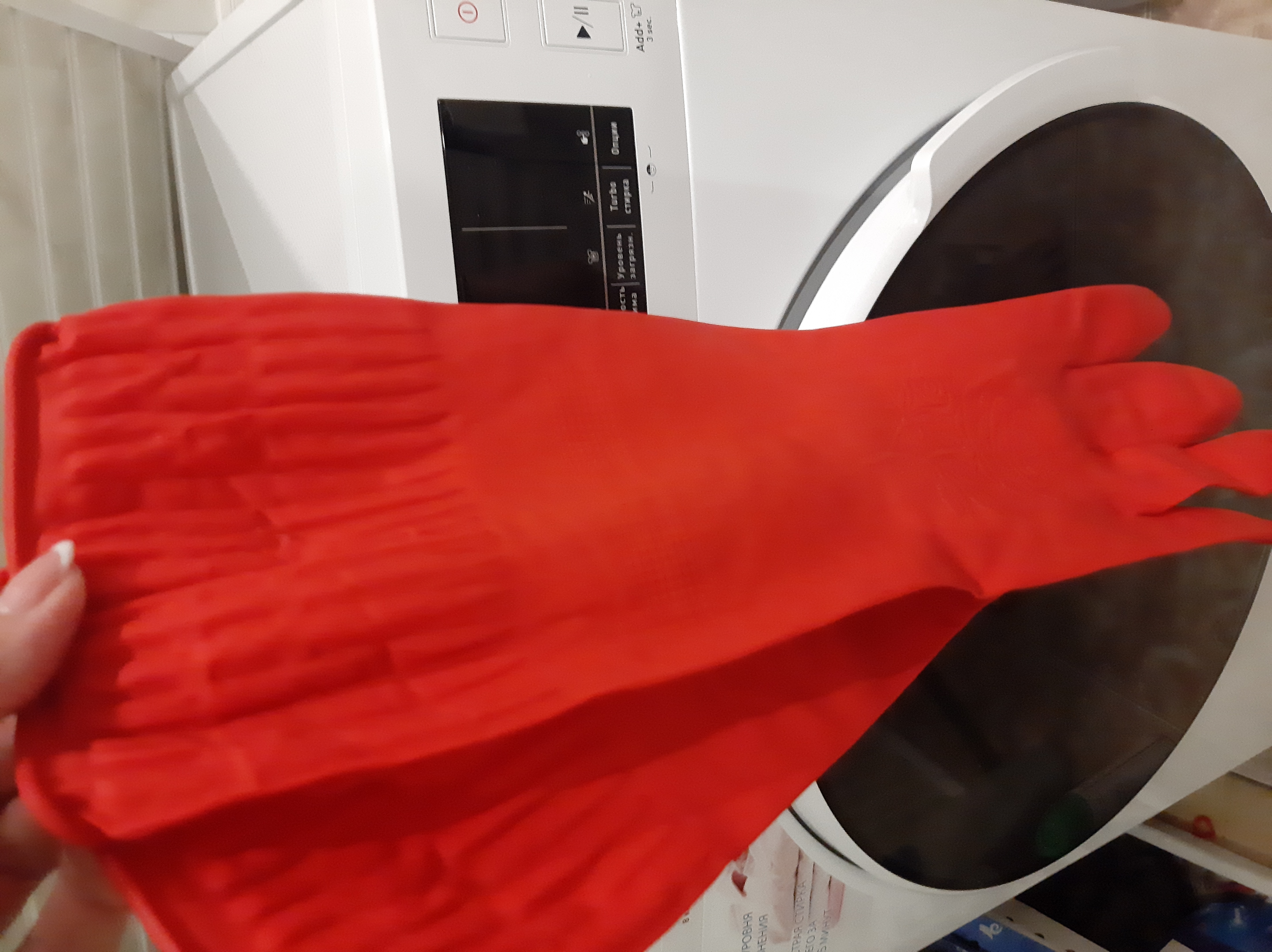 Фотография покупателя товара Перчатки хозяйственные латексные Доляна, размер M, 38 см, длинные манжеты, цвет красный - Фото 3