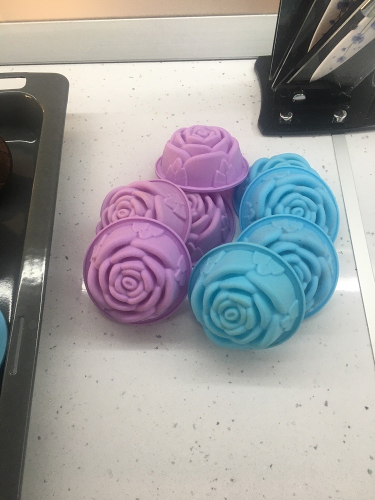 Фотография покупателя товара Набор форм для выпечки Доляна «Роза», силикон, 8×3,5 см, 6 шт, цвет МИКС - Фото 7