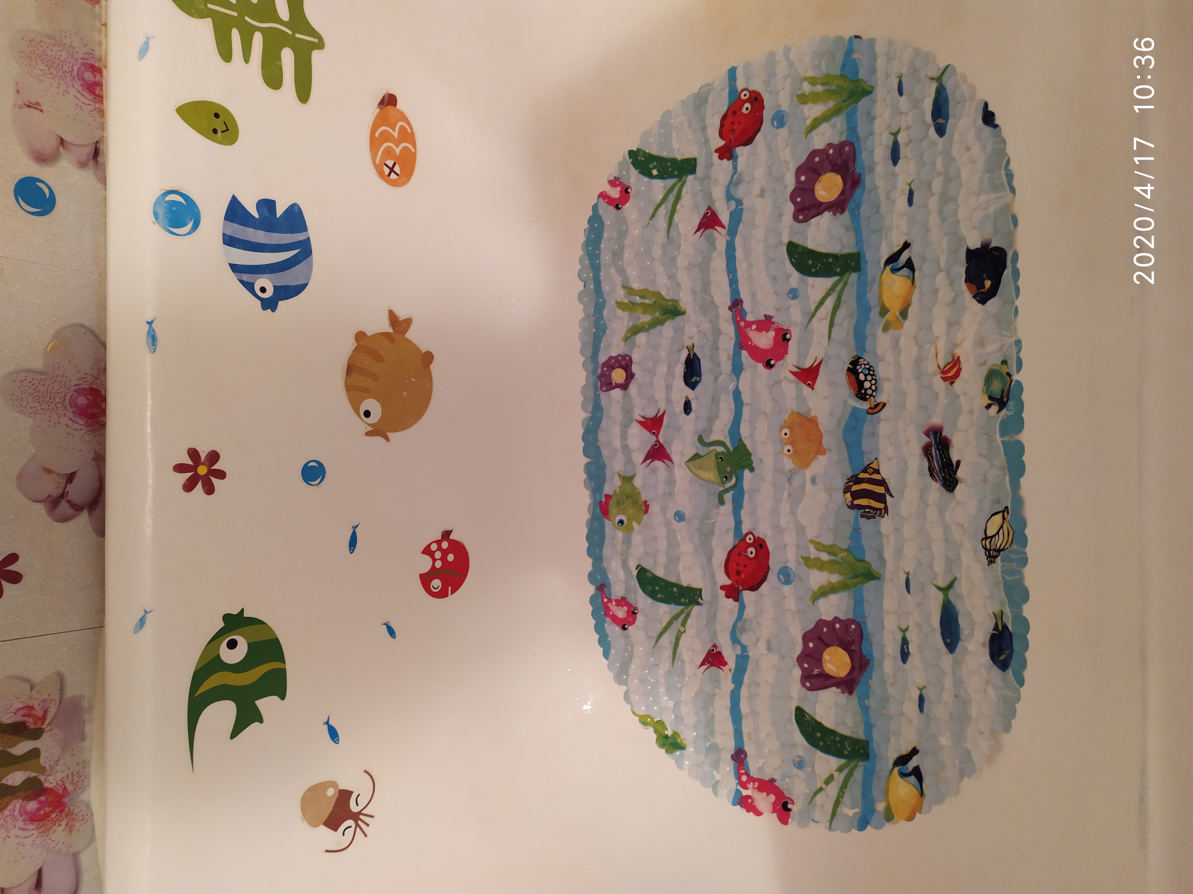 Фотография покупателя товара SPA-коврик для ванны на присосках Доляна «Морские жители», 39×67 см - Фото 2