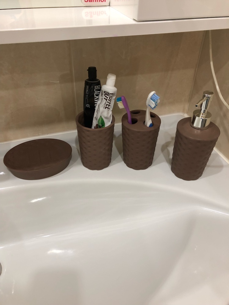 Фотография покупателя товара Набор аксессуаров для ванной комнаты «Соты», 4 предмета (дозатор, мыльница, 2 стакана), цвет коричневый - Фото 1