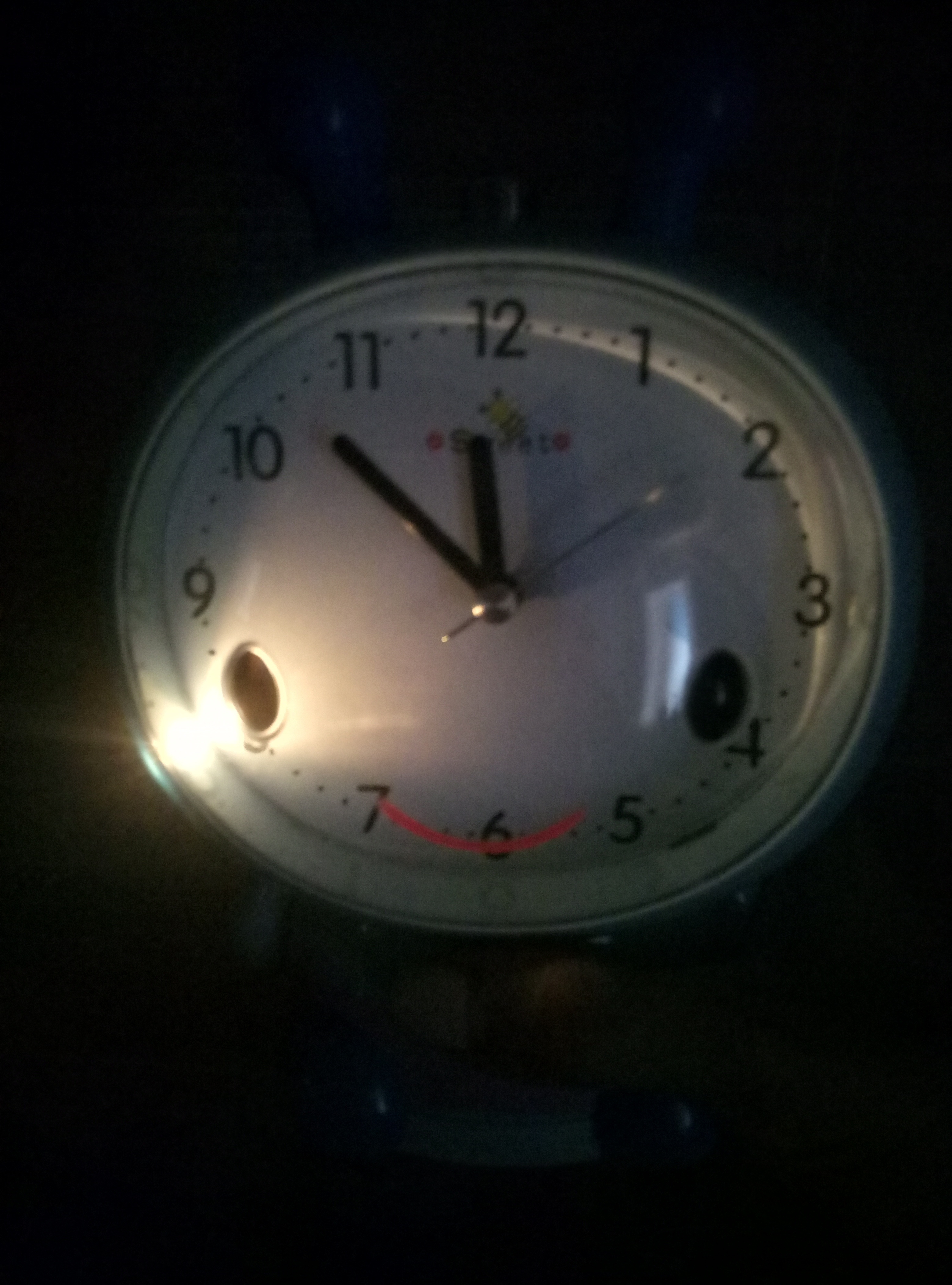 Фотография покупателя товара Часы - будильник настольные "Пчела" с подсветкой, циферблат 9 х 10.5 см, 13 х 17 см, АА