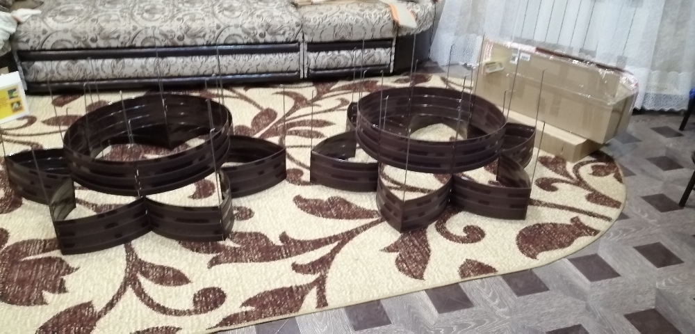 Фотография покупателя товара Клумба пластиковая, 15 × 540 см, 18 секций, тёмно-коричневая, «Конструктор»