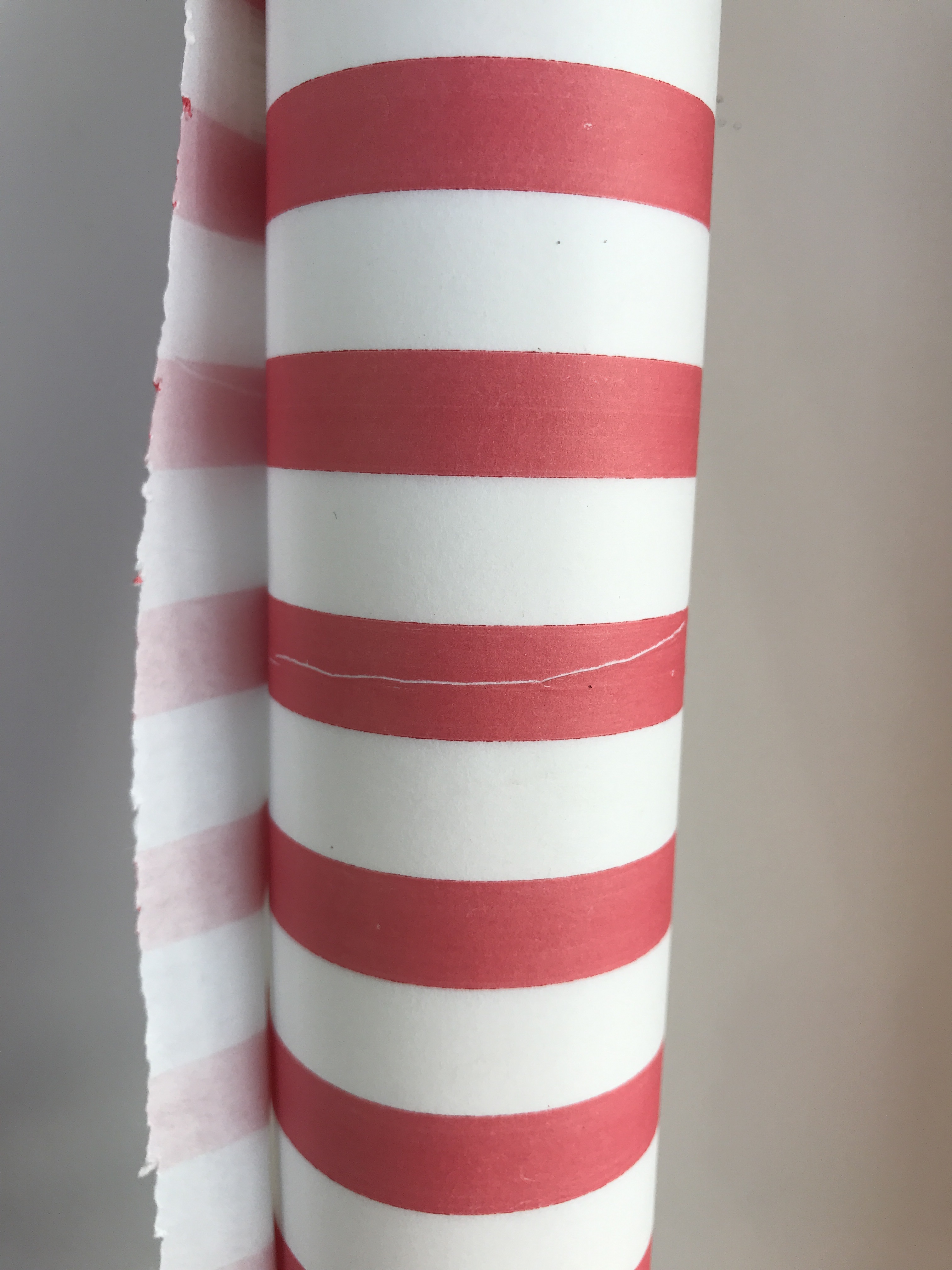 Фотография покупателя товара Бумага упаковочная крафт, белая с розовыми полосками, 0,7 х 10 м, 400 гр - Фото 2
