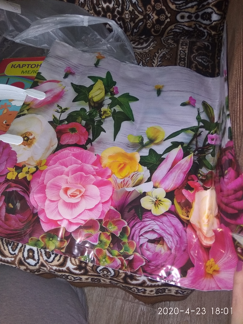 Фотография покупателя товара Пакет "Нежные цветы", полиэтиленовый с пластиковой ручкой, 38х45 см, 100 мкм - Фото 1