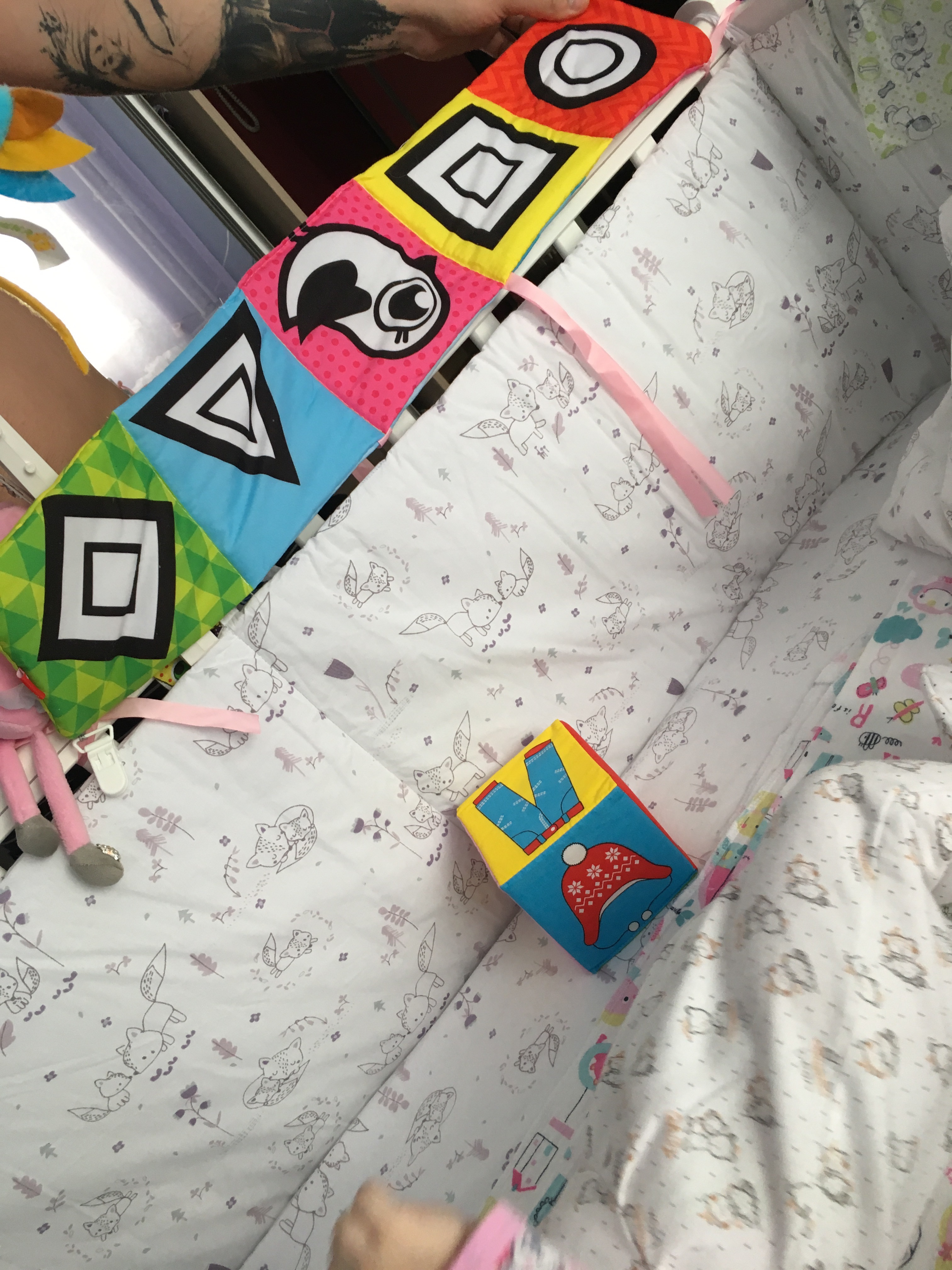 Фотография покупателя товара Мягкая книжка-бортик на кроватку «Малыши», 14 х 14 см, с шуршалкой