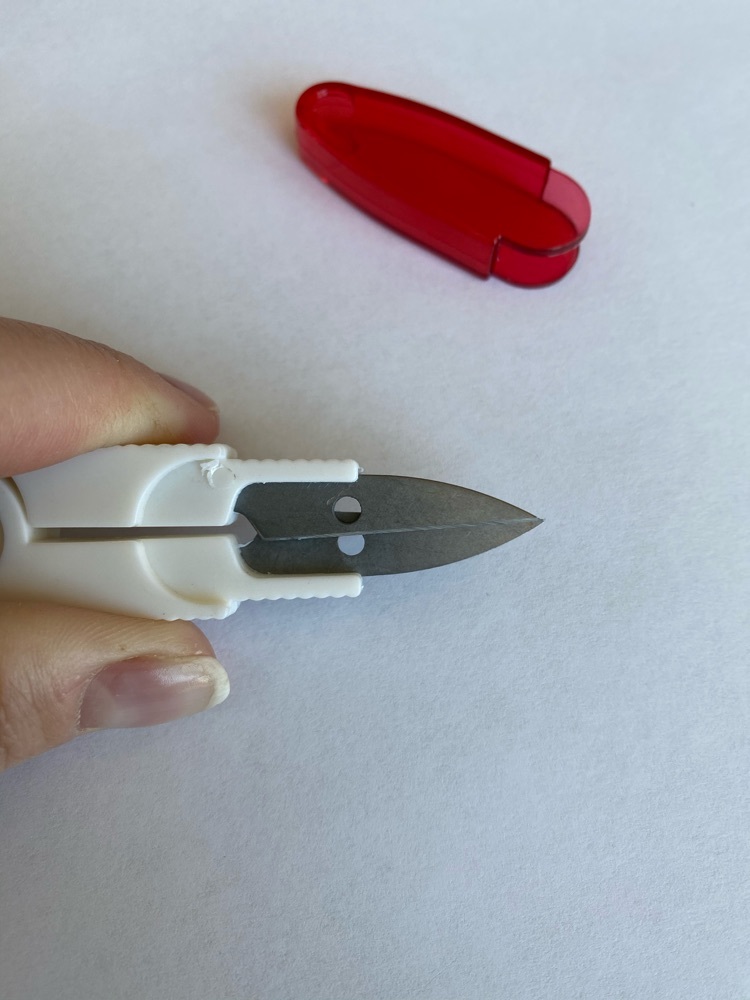 Фотография покупателя товара Ножницы для обрезки ниток, с защитным колпачком, 12 см, цвет МИКС - Фото 20