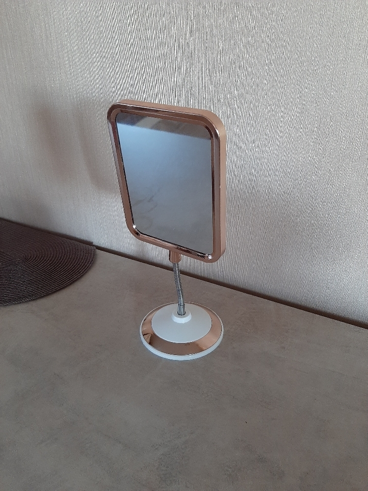Фотография покупателя товара Зеркало настольное, на гибкой ножке, двустороннее, с увеличением, зеркальная поверхность 12,5 × 16 см, цвет медный/белый - Фото 2