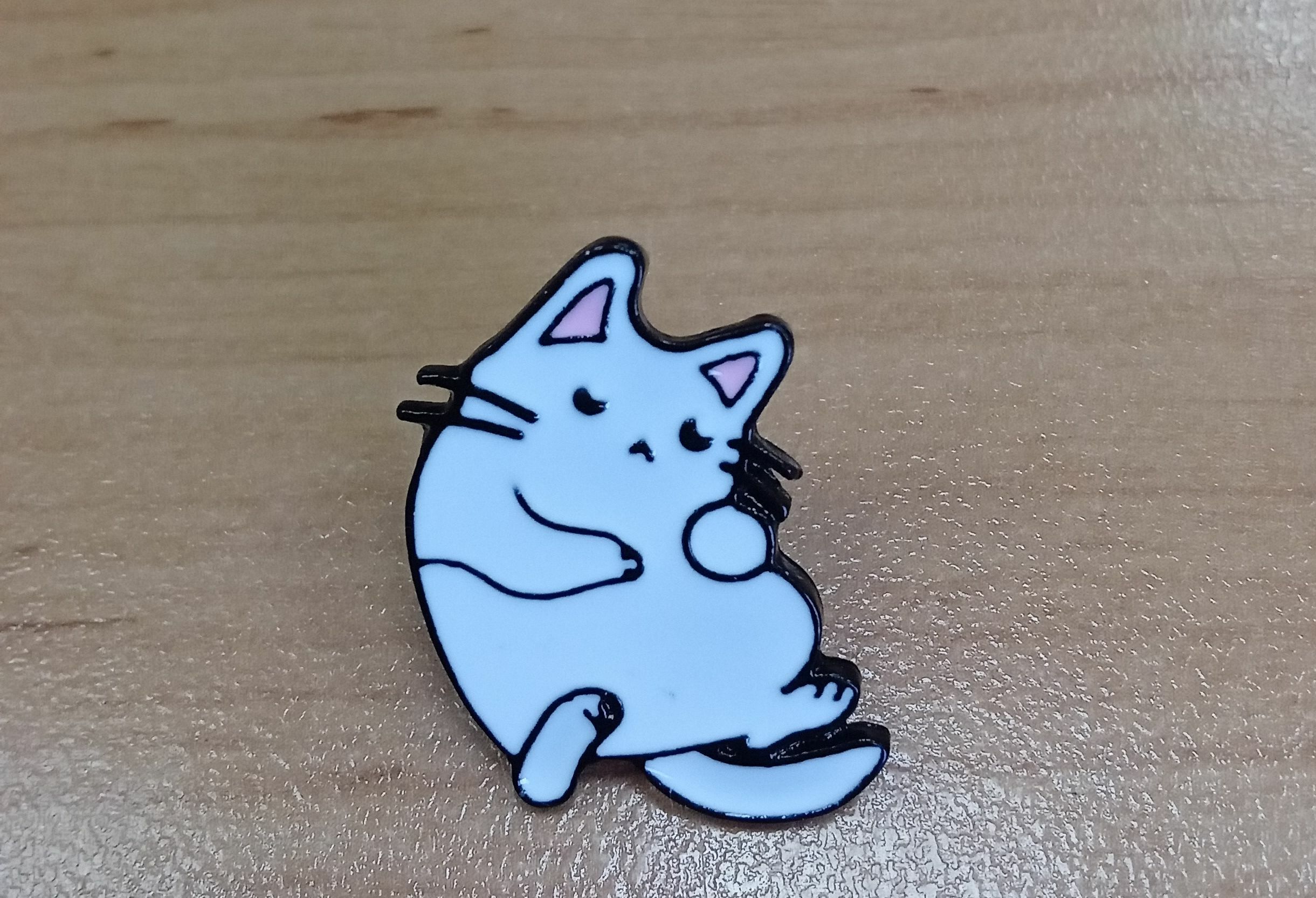 Фотография покупателя товара Значок «Котейка», цвет белый в чёрном металле - Фото 1