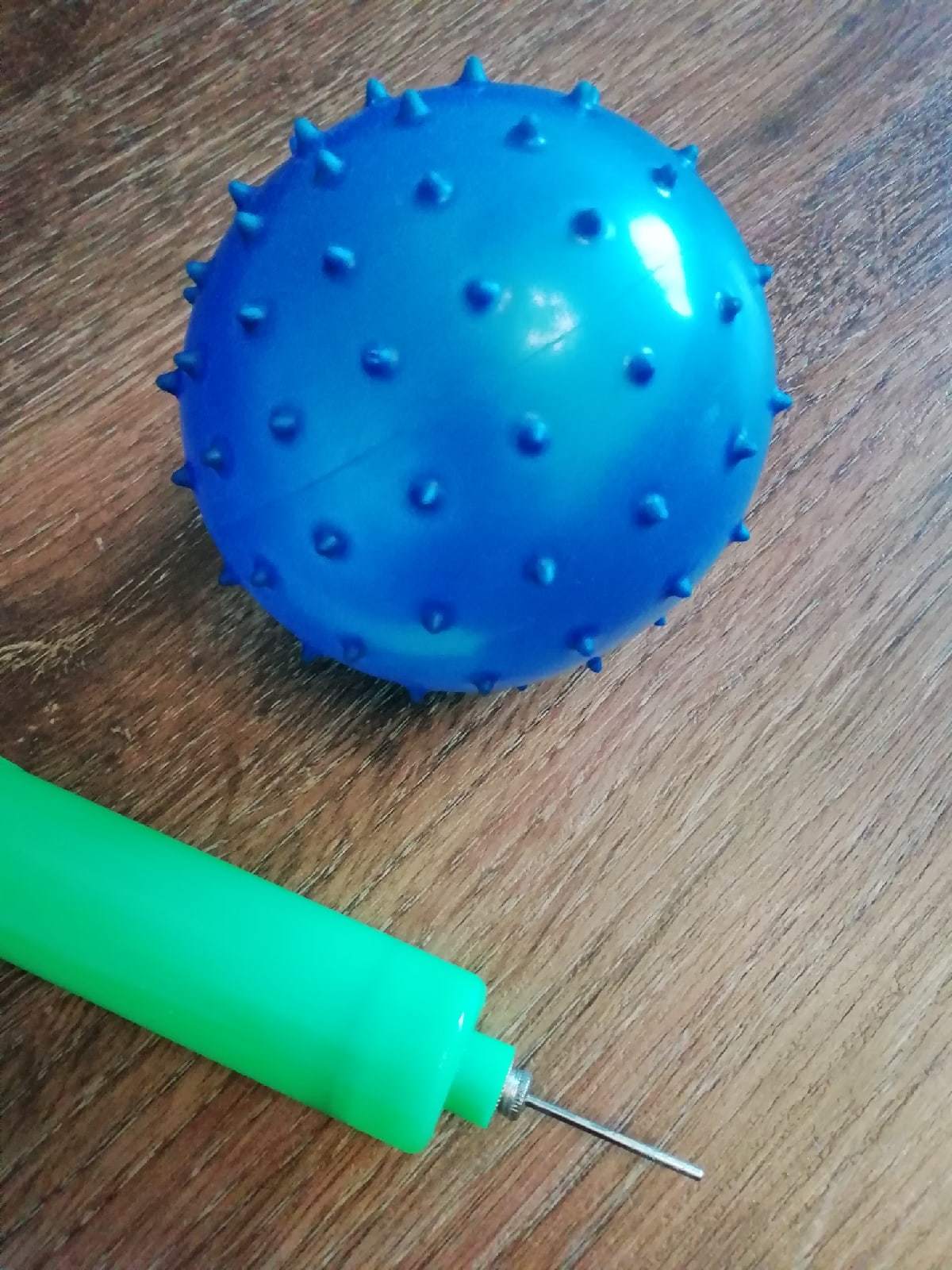 Фотография покупателя товара Насос для мячей ONLYTOP, 15 см, 2 насадки, цвет МИКС - Фото 5