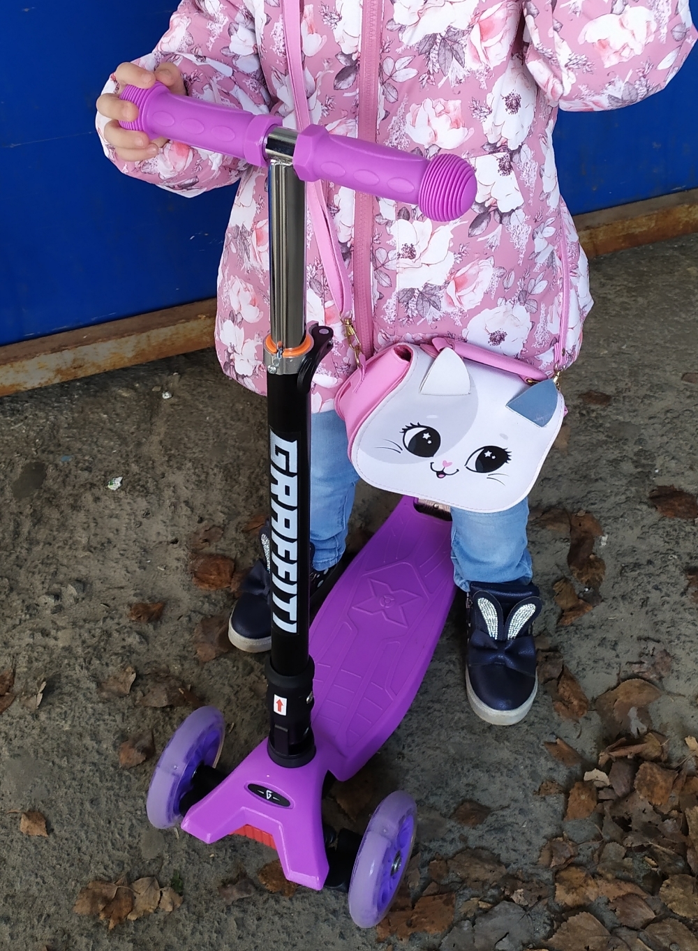 Фотография покупателя товара Самокат детский GRAFFITI Frisky, цвет фиолетовый - Фото 1