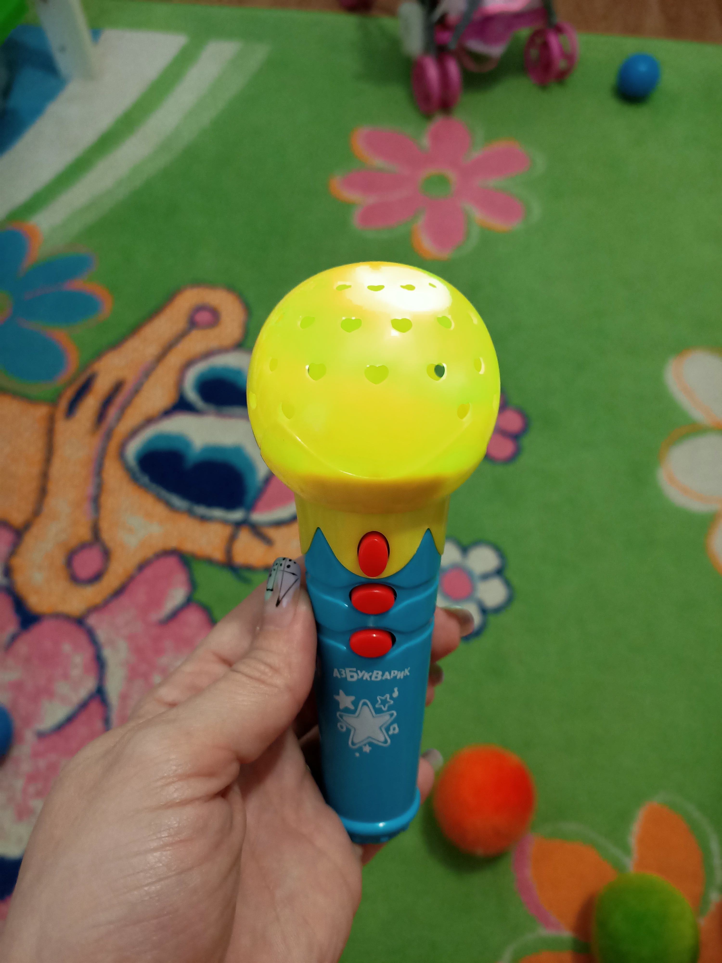 Фотография покупателя товара Микрофон «Песенки-чудесенки» с огоньками, цвет жёлтый - Фото 2