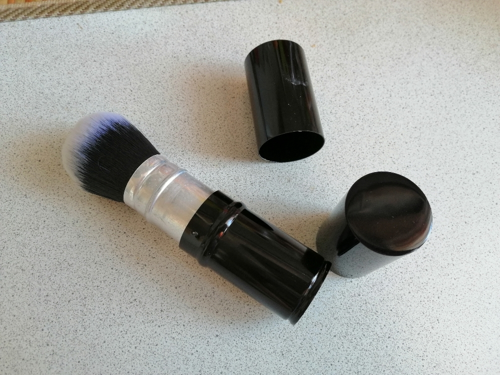 Фотография покупателя товара Кисть для макияжа, выдвижная, 10 см, цвет чёрный - Фото 2