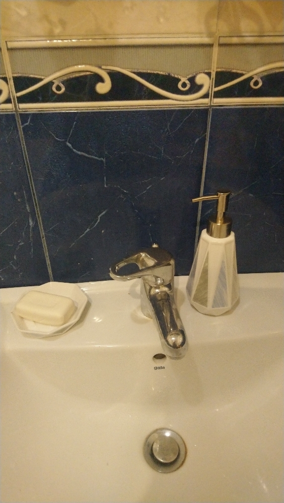 Фотография покупателя товара Набор аксессуаров для ванной комнаты «Олимпия», 4 предмета( дозатор 340 мл, мыльница, два стакана 300 мл), цвет белый - Фото 2