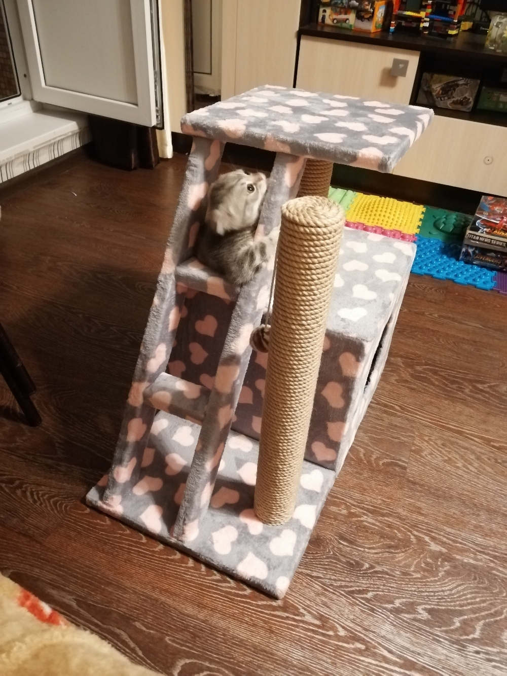 Фотография покупателя товара Домик для кошек с когтеточкой "Домосед", с лестницей и площадкой, 60 х 35 х 56 см, микс - Фото 17